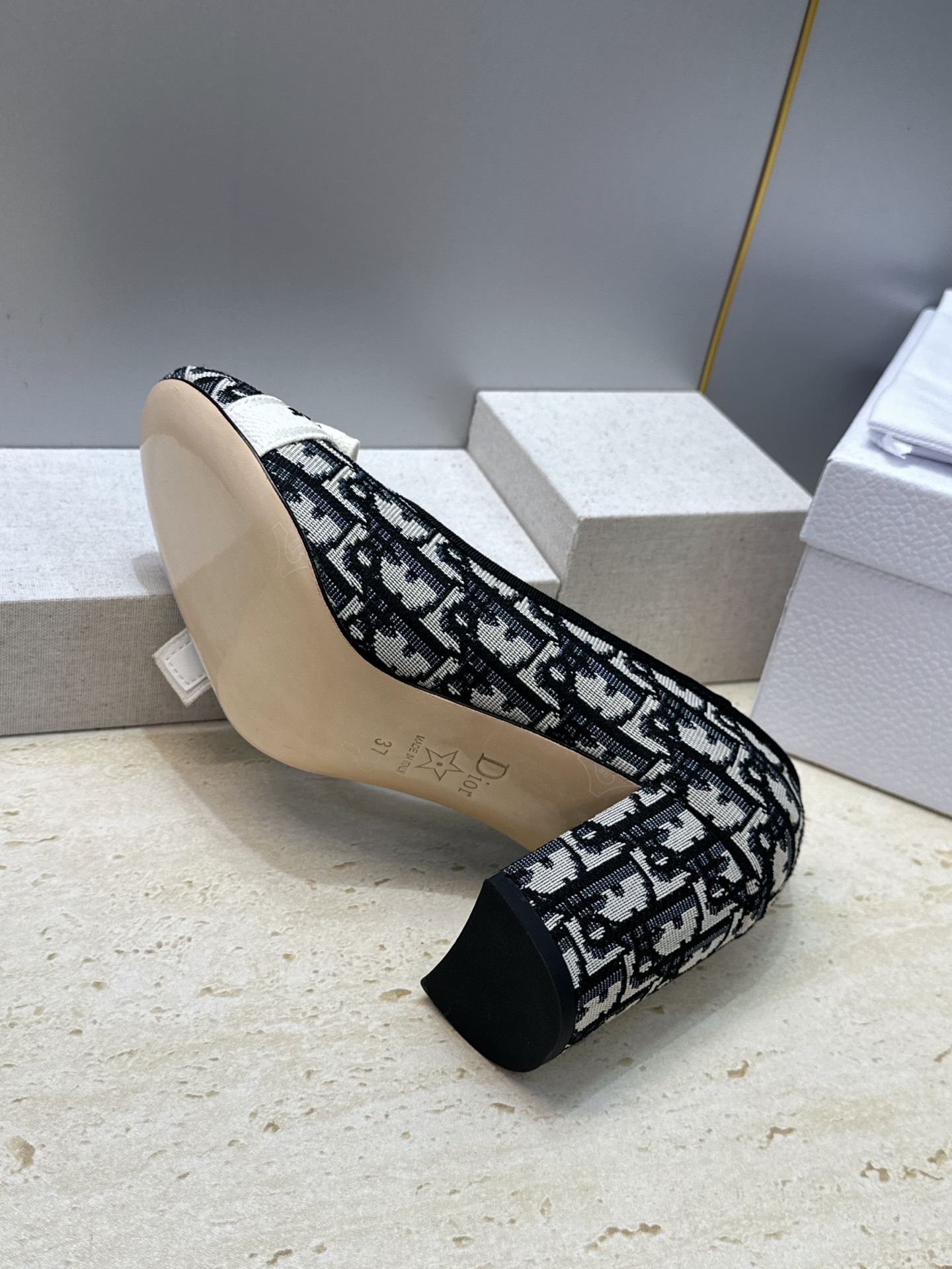 J'ADIOR 迪奥 Dior 2026 早春新款蝴蝶结粗跟芭蕾舞娃娃女鞋 明星同款CD字母logo立体刺绣高跟圆头玛 J'ADIOR 迪奥 Dior 2026 早春新款蝴蝶结粗跟芭蕾舞娃娃女鞋 明星同款CD字母logo立体刺绣高跟圆头玛