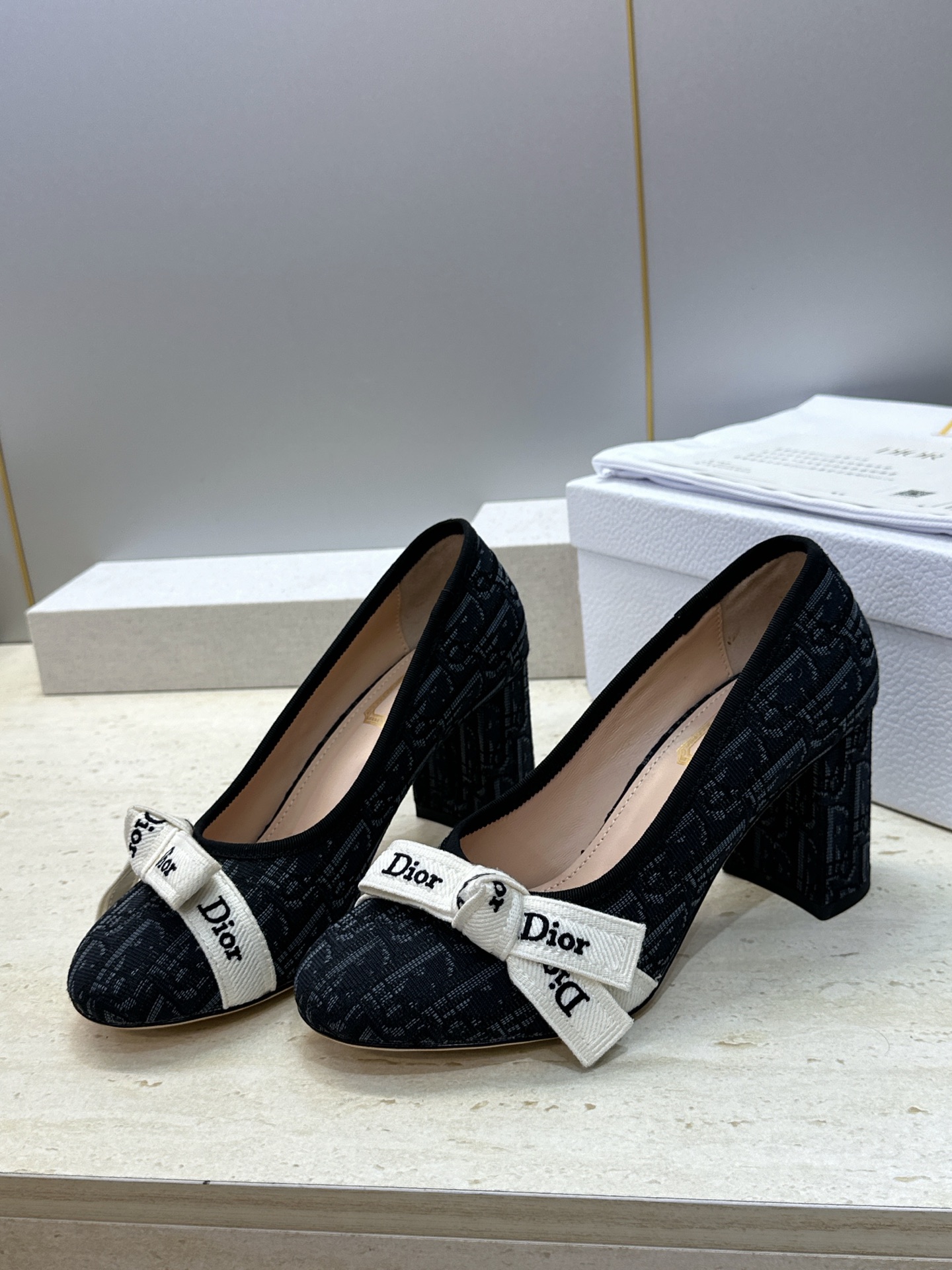 J'ADIOR 迪奥 Dior 2026 早春新款蝴蝶结粗跟芭蕾舞娃娃女鞋  明星同款CD字母logo立体刺绣高跟圆头玛