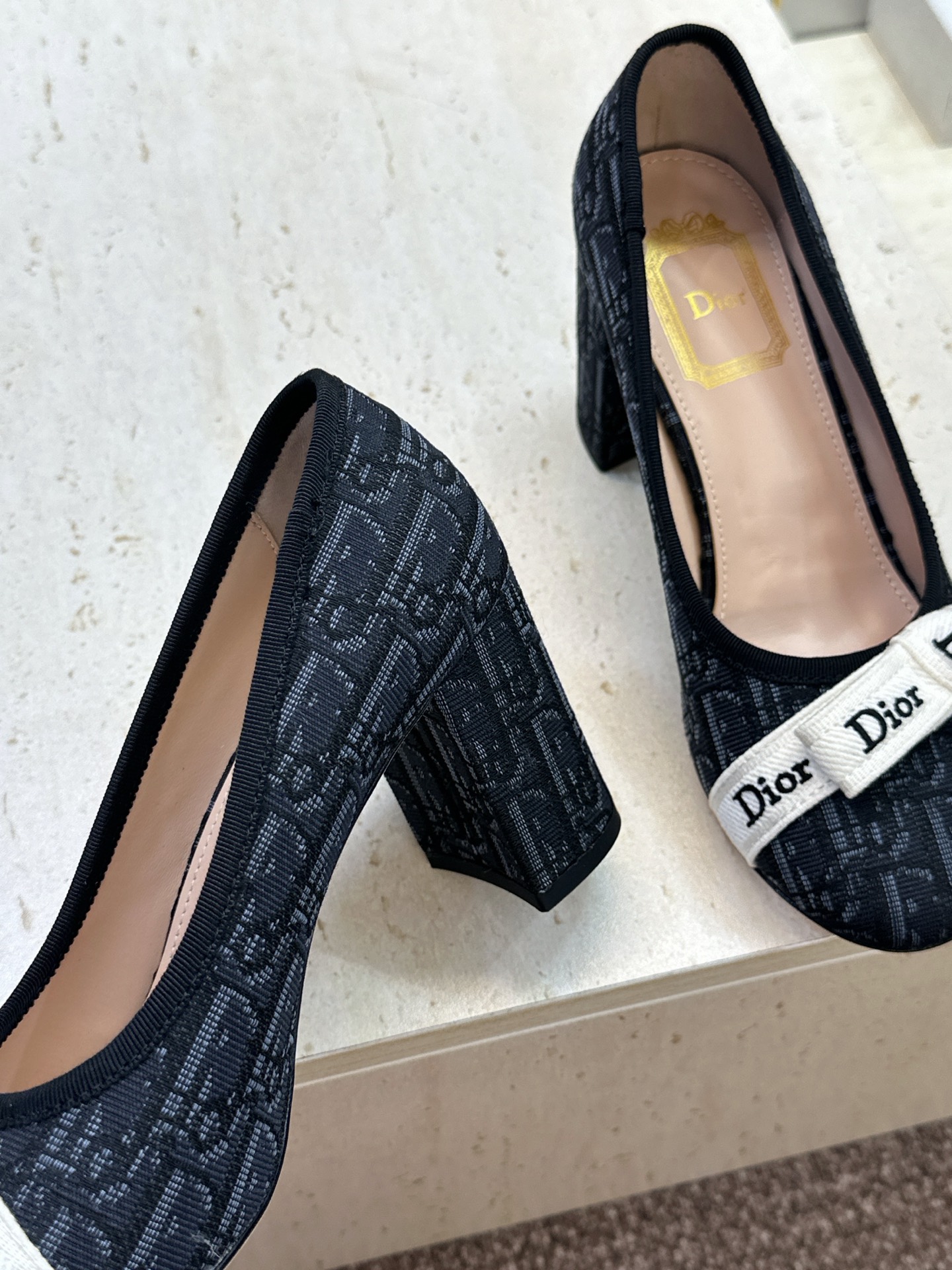 J'ADIOR 迪奥 Dior 2026 早春新款蝴蝶结粗跟芭蕾舞娃娃女鞋  明星同款CD字母logo立体刺绣高跟圆头玛