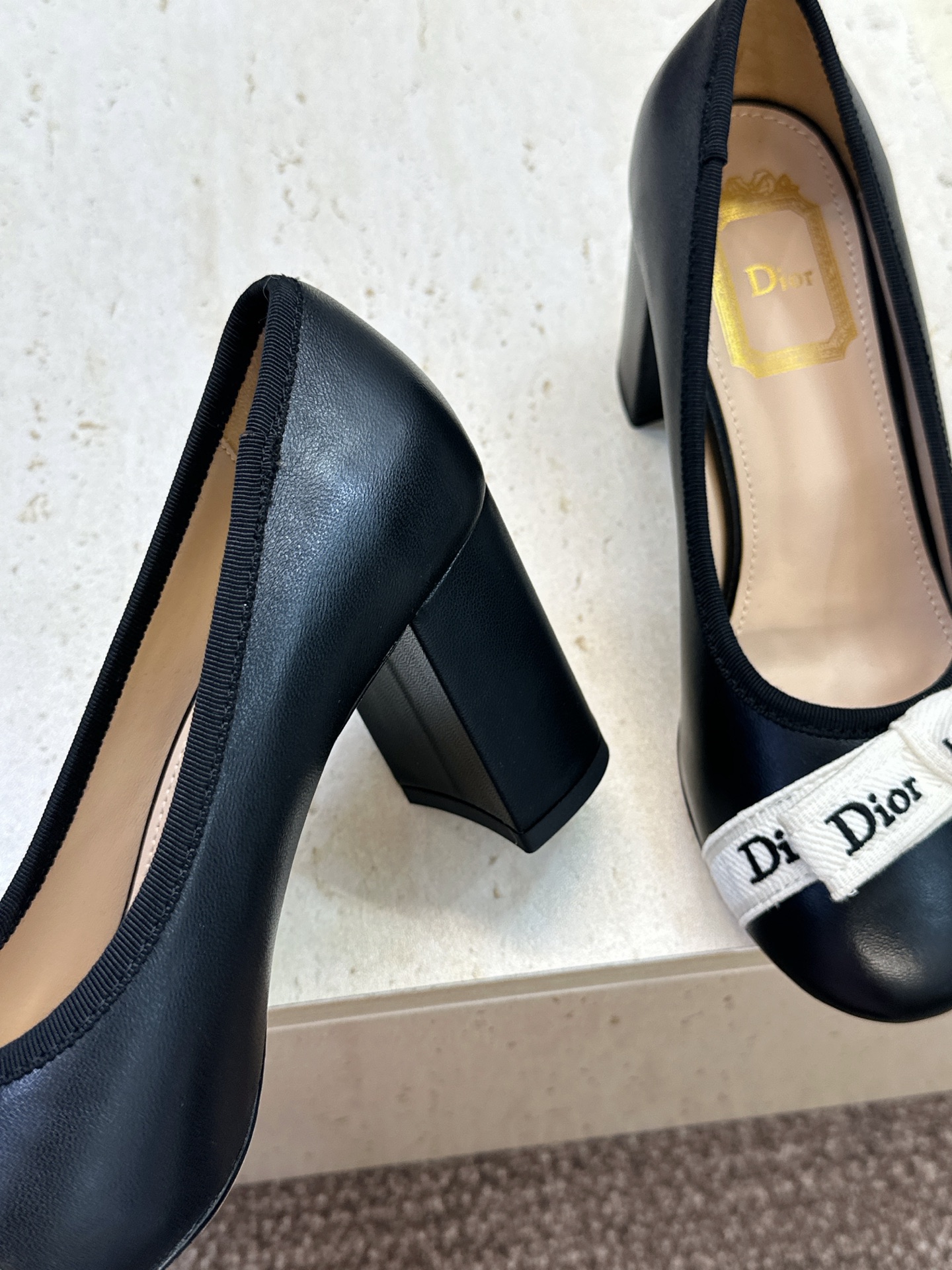J'ADIOR 迪奥 Dior 2026 早春新款蝴蝶结粗跟芭蕾舞娃娃女鞋 明星同款CD字母logo立体刺绣高跟圆头玛 J'ADIOR 迪奥 Dior 2026 早春新款蝴蝶结粗跟芭蕾舞娃娃女鞋 明星同款CD字母logo立体刺绣高跟圆头玛