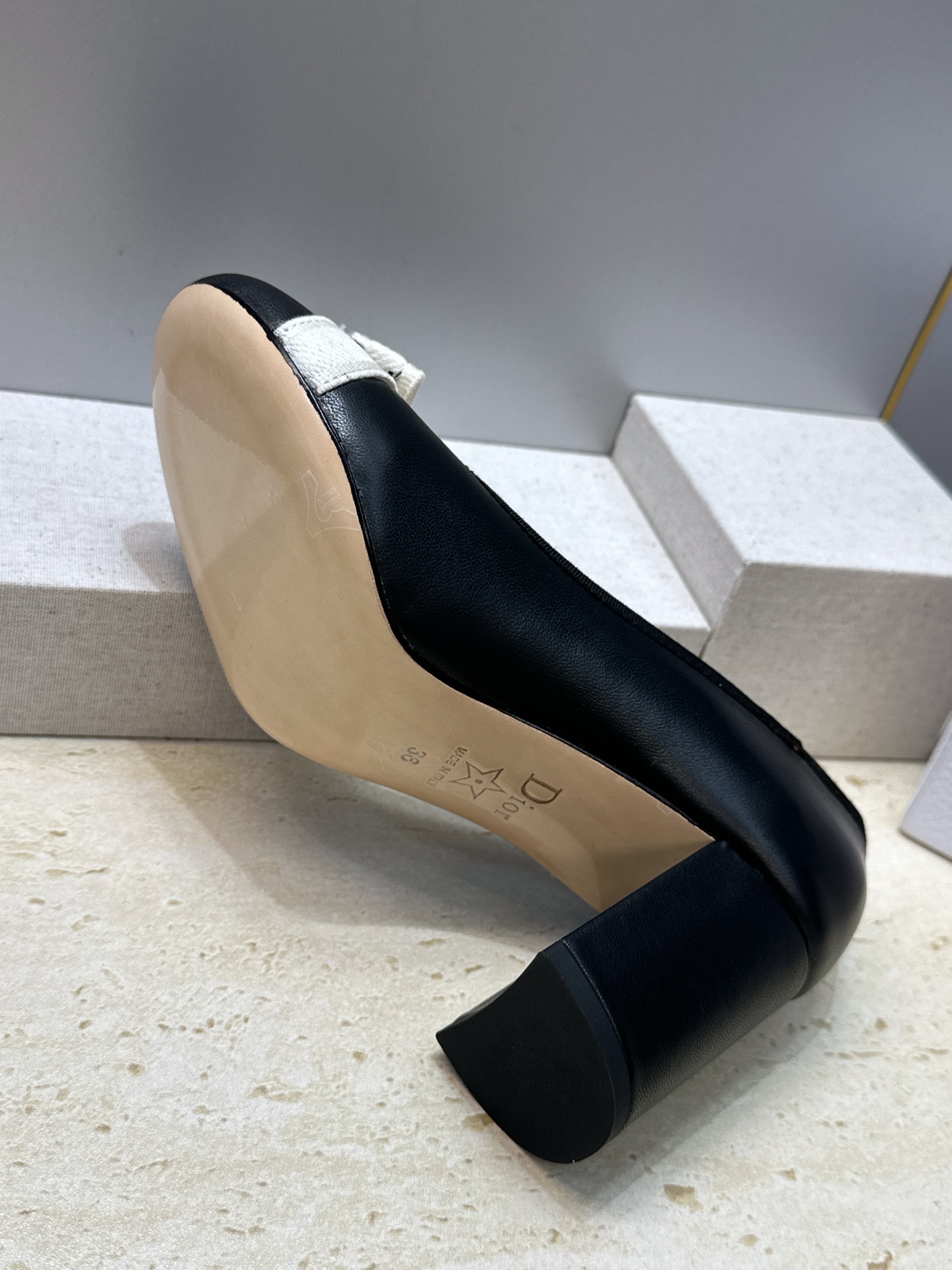 J'ADIOR 迪奥 Dior 2026 早春新款蝴蝶结粗跟芭蕾舞娃娃女鞋 明星同款CD字母logo立体刺绣高跟圆头玛 J'ADIOR 迪奥 Dior 2026 早春新款蝴蝶结粗跟芭蕾舞娃娃女鞋 明星同款CD字母logo立体刺绣高跟圆头玛