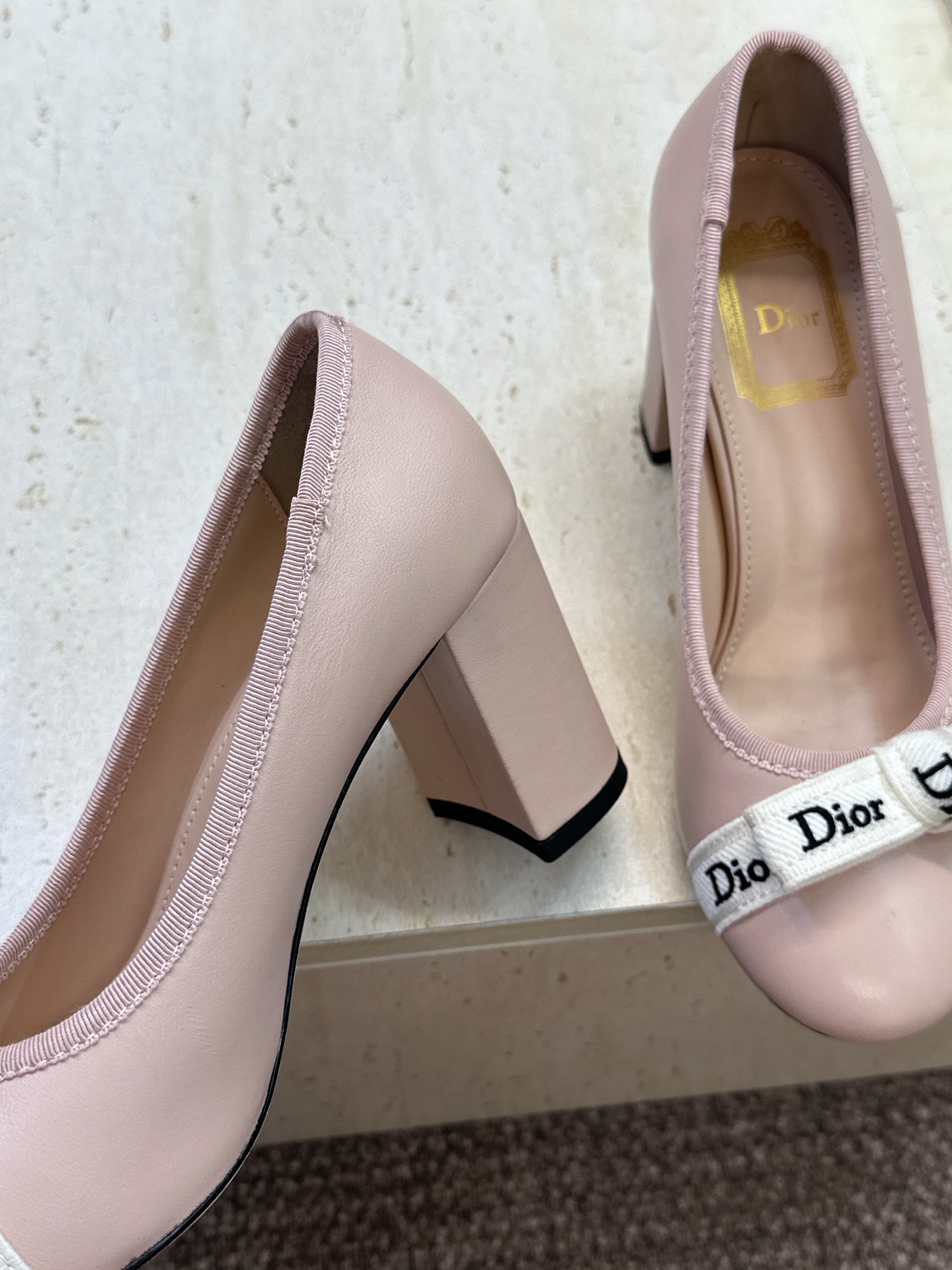J'ADIOR 迪奥 Dior 2026 早春新款蝴蝶结粗跟芭蕾舞娃娃女鞋 明星同款CD字母logo立体刺绣高跟圆头玛 J'ADIOR 迪奥 Dior 2026 早春新款蝴蝶结粗跟芭蕾舞娃娃女鞋 明星同款CD字母logo立体刺绣高跟圆头玛
