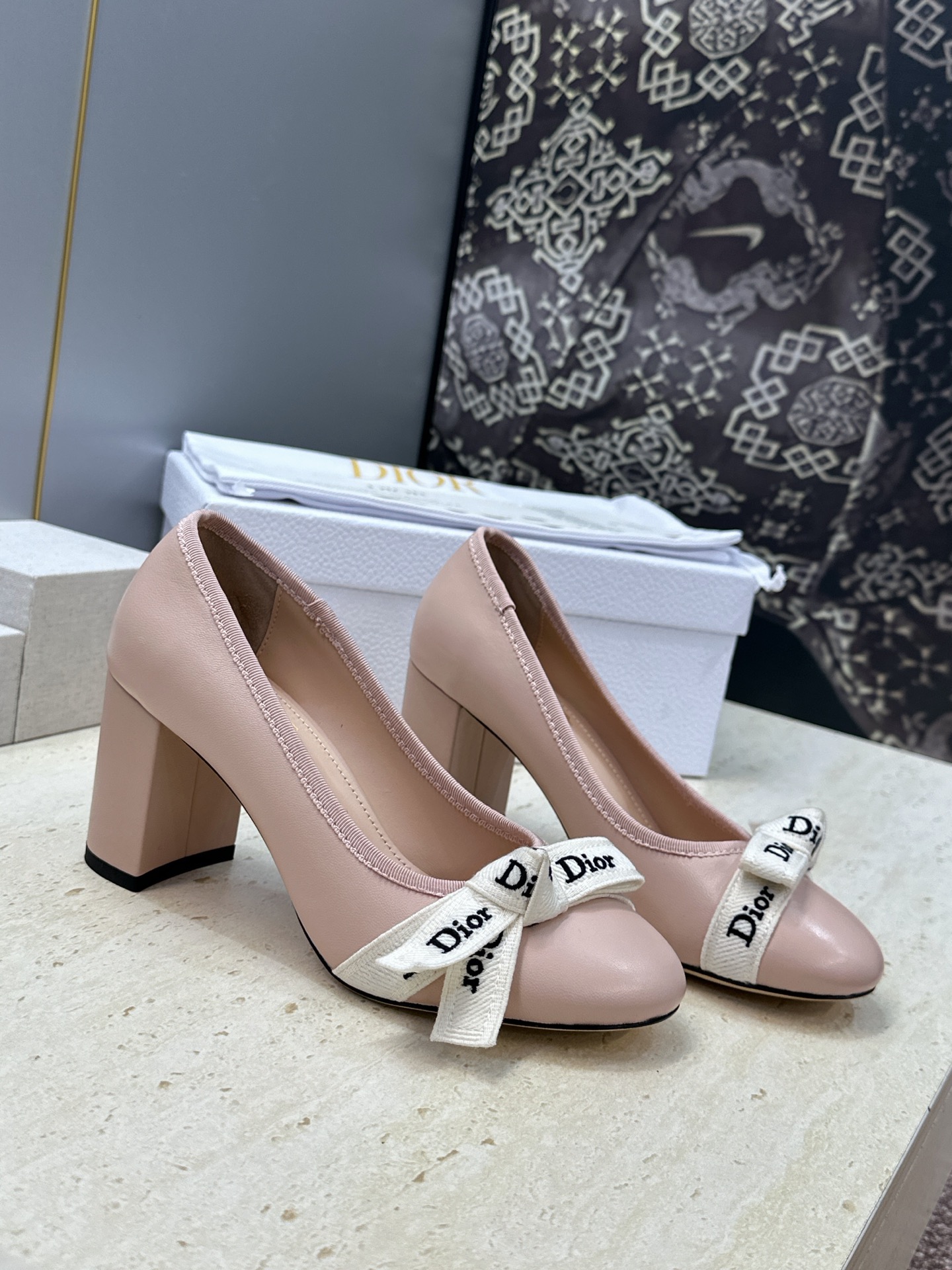 J'ADIOR 迪奥 Dior 2026 早春新款蝴蝶结粗跟芭蕾舞娃娃女鞋 明星同款CD字母logo立体刺绣高跟圆头玛 J'ADIOR 迪奥 Dior 2026 早春新款蝴蝶结粗跟芭蕾舞娃娃女鞋 明星同款CD字母logo立体刺绣高跟圆头玛