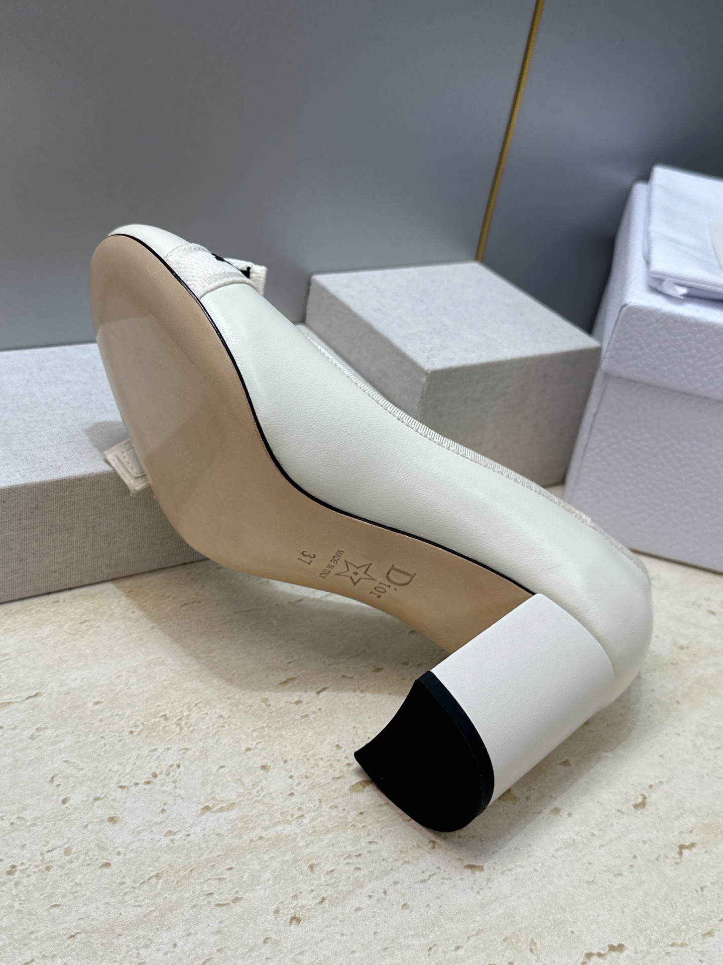 J'ADIOR 迪奥 Dior 2026 早春新款蝴蝶结粗跟芭蕾舞娃娃女鞋 明星同款CD字母logo立体刺绣高跟圆头玛 J'ADIOR 迪奥 Dior 2026 早春新款蝴蝶结粗跟芭蕾舞娃娃女鞋 明星同款CD字母logo立体刺绣高跟圆头玛