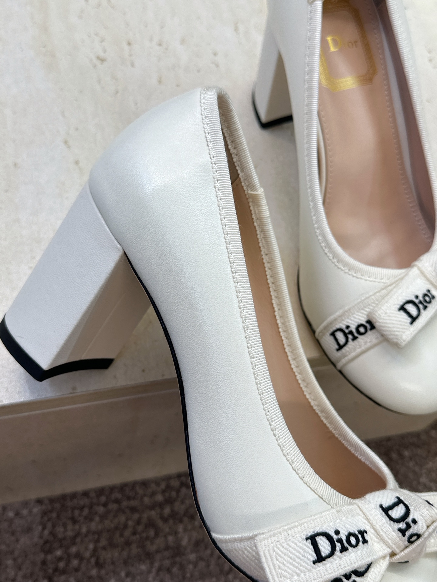 J'ADIOR 迪奥 Dior 2026 早春新款蝴蝶结粗跟芭蕾舞娃娃女鞋 明星同款CD字母logo立体刺绣高跟圆头玛 J'ADIOR 迪奥 Dior 2026 早春新款蝴蝶结粗跟芭蕾舞娃娃女鞋 明星同款CD字母logo立体刺绣高跟圆头玛