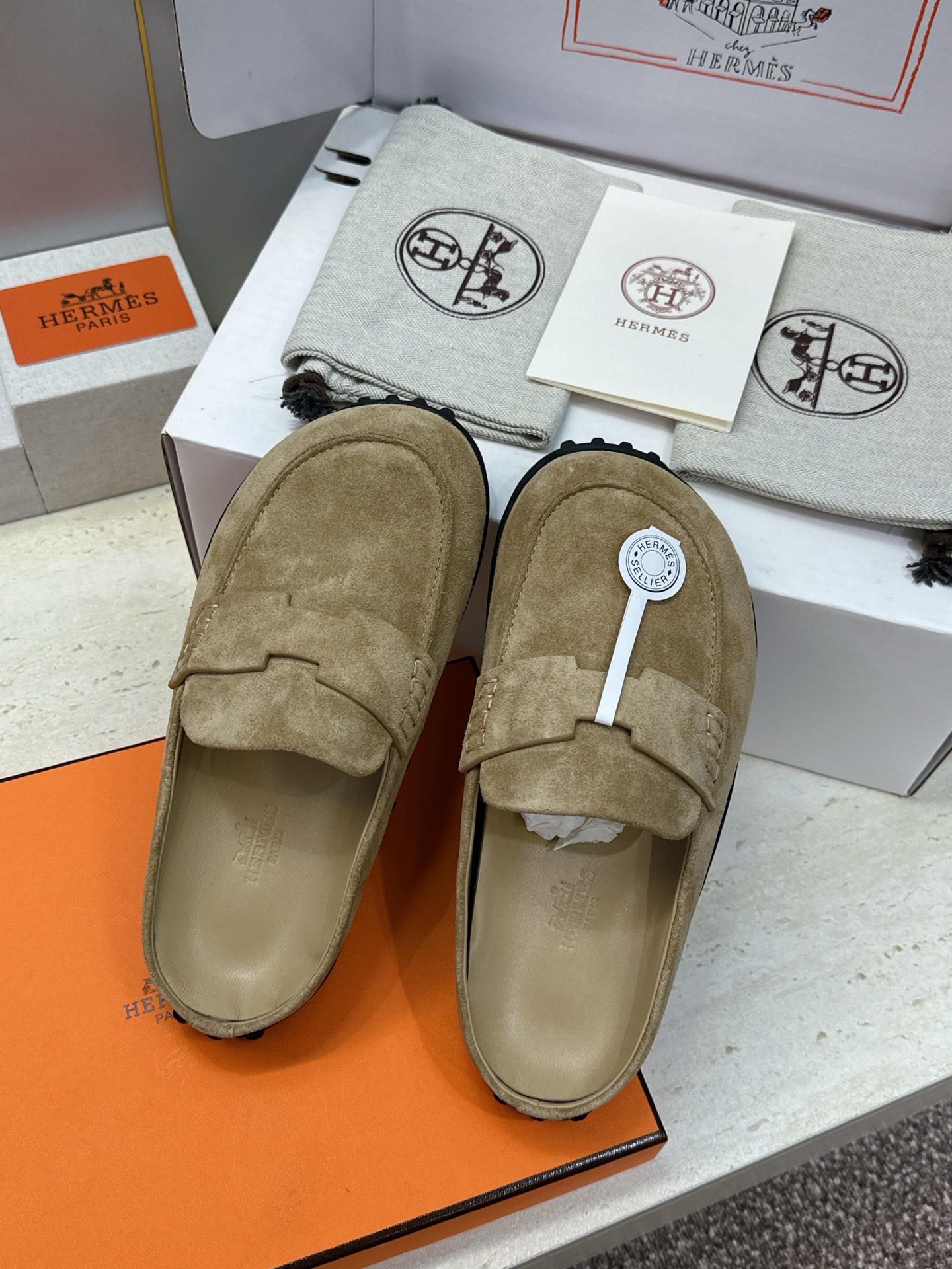 (配全套飞机盒) 莞产 代购级 爱马仕 Hermes 2026春夏新款 Lazy果冻色豆豆女鞋 H家平底圆头时尚休闲 (配全套飞机盒) 莞产 代购级 爱马仕 Hermes 2026春夏新款 Lazy果冻色豆豆女鞋 H家平底圆头时尚休闲
