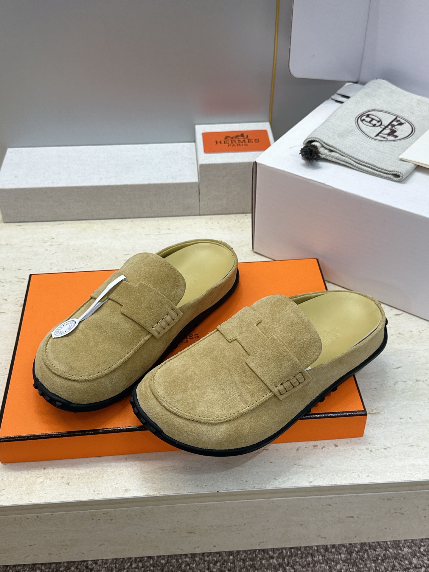 (配全套飞机盒)  莞产  代购级 爱马仕 Hermes 2026春夏新款 Lazy果冻色豆豆女鞋 H家平底圆头时尚休闲