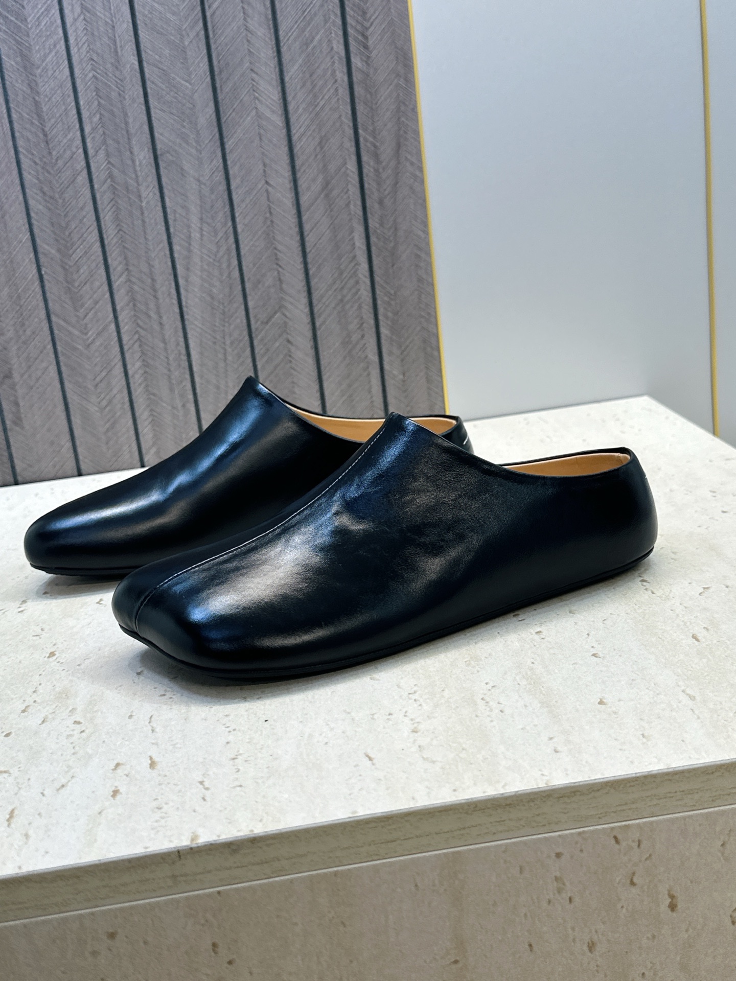 (配全套飞机盒) Maison Margiela 马吉拉 2026春夏新款方头女鞋 MM6字母logo平底拼色穆勒凉拖鞋 (配全套飞机盒) Maison Margiela 马吉拉 2026春夏新款方头女鞋 MM6字母logo平底拼色穆勒凉拖鞋