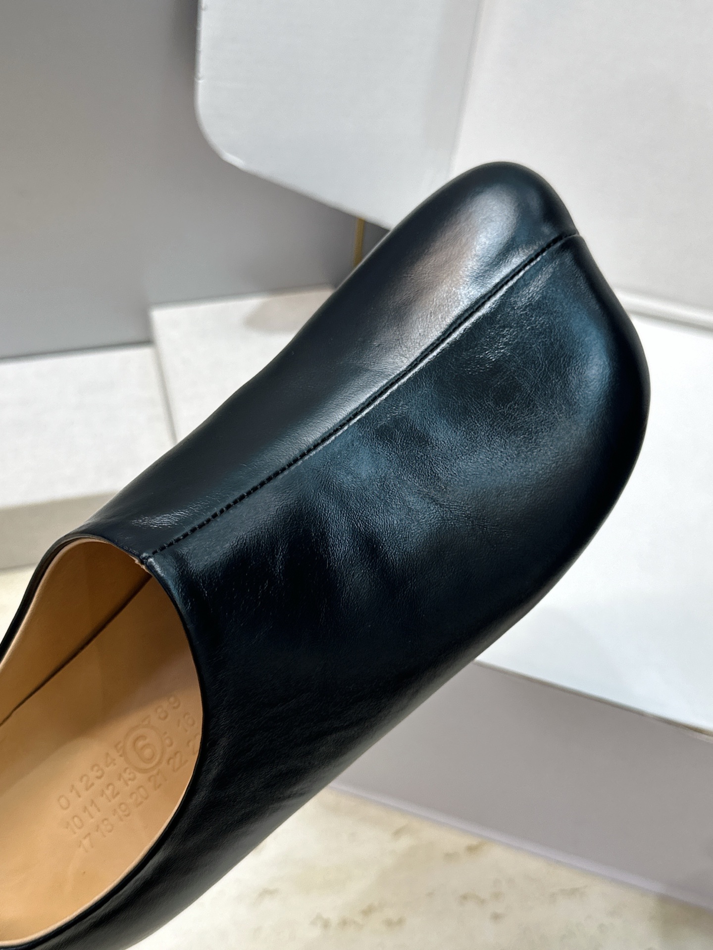 (配全套飞机盒) Maison Margiela 马吉拉 2026春夏新款方头女鞋 MM6字母logo平底拼色穆勒凉拖鞋 (配全套飞机盒) Maison Margiela 马吉拉 2026春夏新款方头女鞋 MM6字母logo平底拼色穆勒凉拖鞋