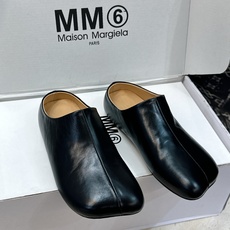 (配全套飞机盒) Maison Margiela 马吉拉 2026春夏新款方头女鞋 MM6字母logo平底拼色穆勒凉拖鞋 (配全套飞机盒) Maison Margiela 马吉拉 2026春夏新款方头女鞋 MM6字母logo平底拼色穆勒凉拖鞋