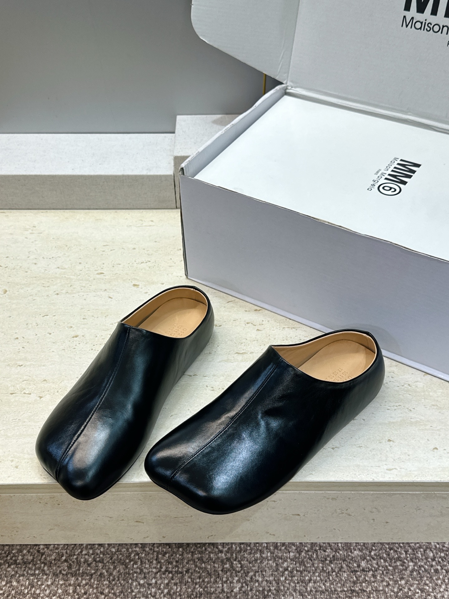 (配全套飞机盒) Maison Margiela 马吉拉 2026春夏新款方头女鞋 MM6字母logo平底拼色穆勒凉拖鞋 (配全套飞机盒) Maison Margiela 马吉拉 2026春夏新款方头女鞋 MM6字母logo平底拼色穆勒凉拖鞋
