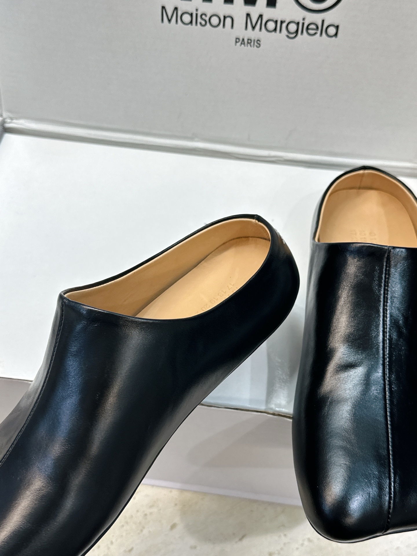 (配全套飞机盒) Maison Margiela 马吉拉 2026春夏新款方头女鞋 MM6字母logo平底拼色穆勒凉拖鞋 (配全套飞机盒) Maison Margiela 马吉拉 2026春夏新款方头女鞋 MM6字母logo平底拼色穆勒凉拖鞋