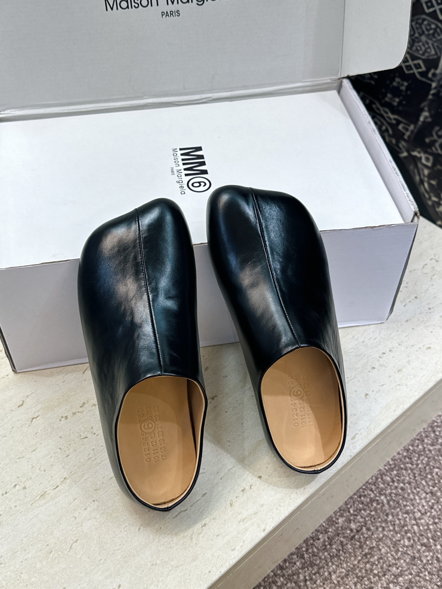 (配全套飞机盒) Maison Margiela 马吉拉 2026春夏新款方头女鞋 MM6字母logo平底拼色穆勒凉拖鞋 (配全套飞机盒) Maison Margiela 马吉拉 2026春夏新款方头女鞋 MM6字母logo平底拼色穆勒凉拖鞋