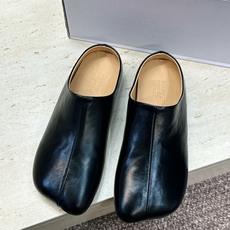 (配全套飞机盒) Maison Margiela 马吉拉 2026春夏新款方头女鞋 MM6字母logo平底拼色穆勒凉拖鞋 (配全套飞机盒) Maison Margiela 马吉拉 2026春夏新款方头女鞋 MM6字母logo平底拼色穆勒凉拖鞋