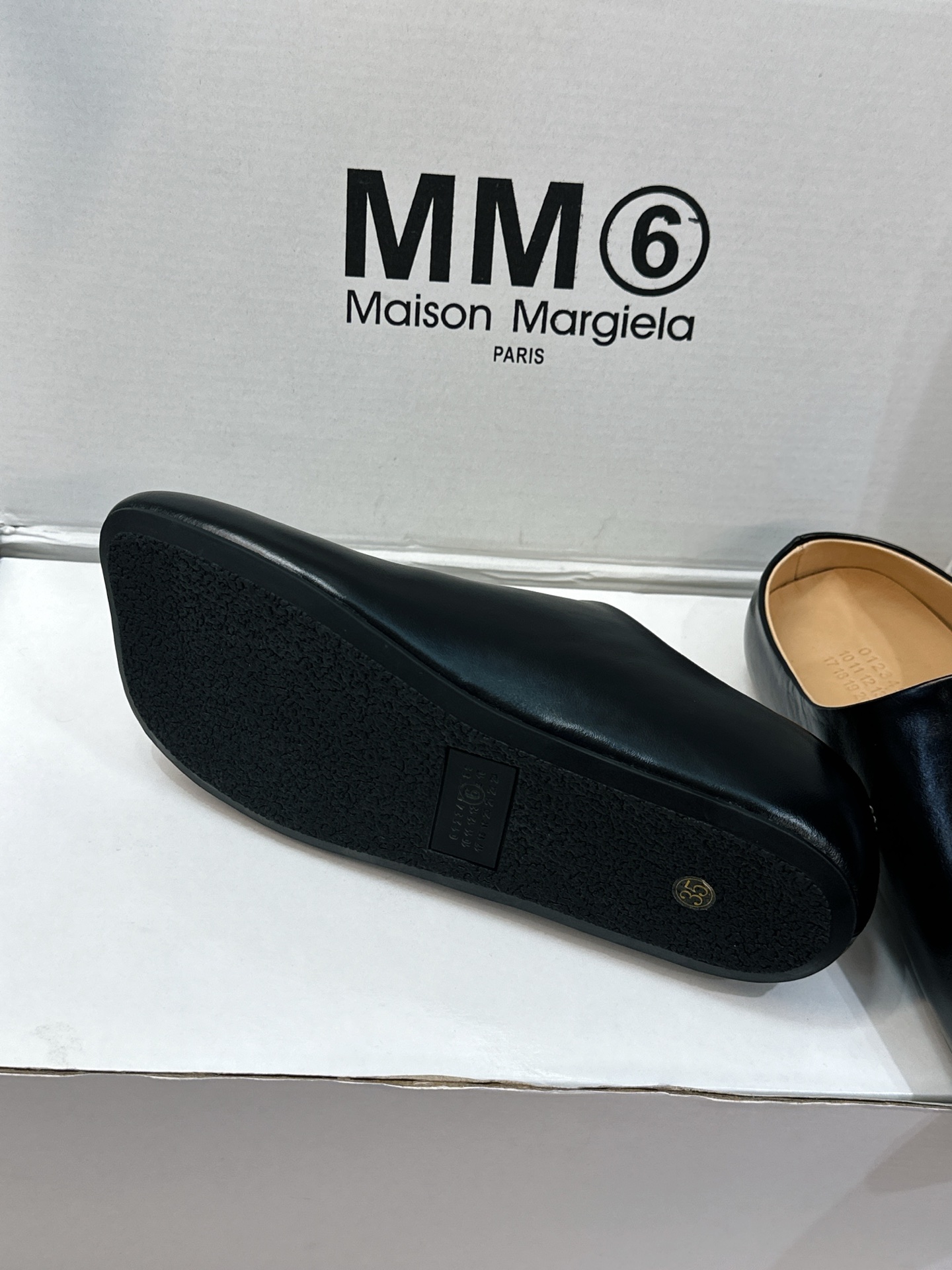 (配全套飞机盒) Maison Margiela 马吉拉 2026春夏新款方头女鞋 MM6字母logo平底拼色穆勒凉拖鞋 (配全套飞机盒) Maison Margiela 马吉拉 2026春夏新款方头女鞋 MM6字母logo平底拼色穆勒凉拖鞋