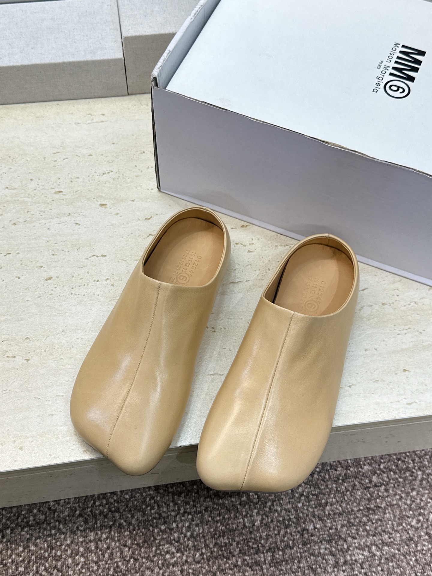 （配全套飞机盒） Maison Margiela 马吉拉 2026春夏新款方头女鞋 MM6字母logo平底拼色穆勒凉拖鞋