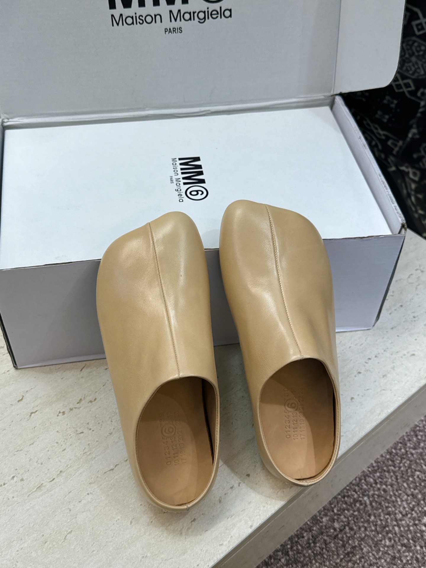 （配全套飞机盒） Maison Margiela 马吉拉 2026春夏新款方头女鞋 MM6字母logo平底拼色穆勒凉拖鞋
