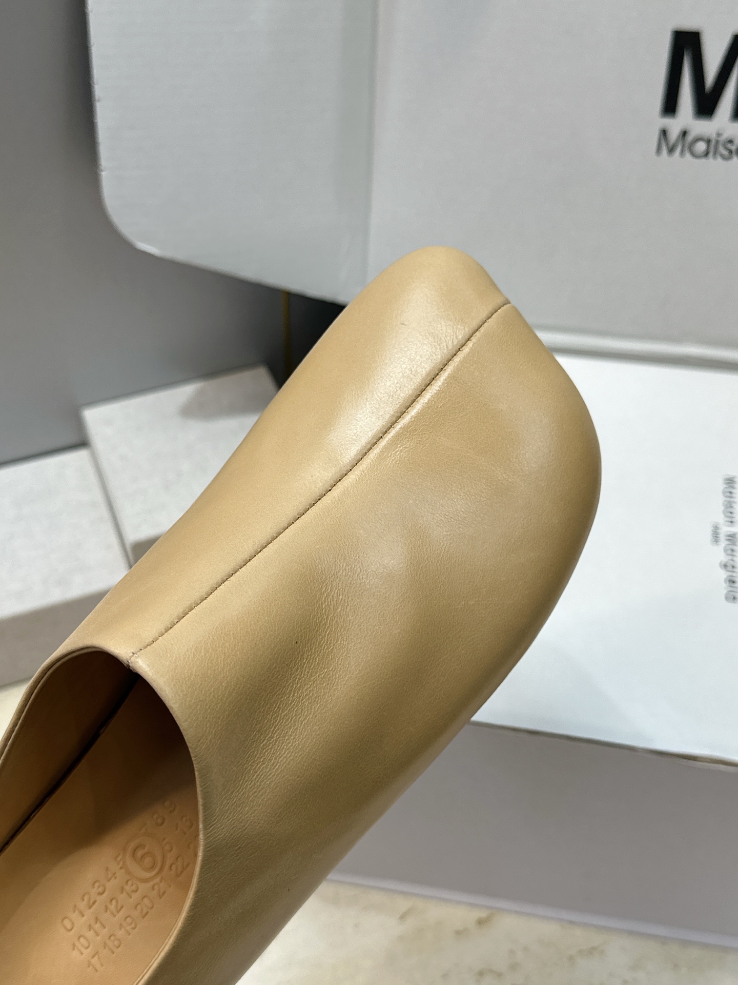 （配全套飞机盒） Maison Margiela 马吉拉 2026春夏新款方头女鞋 MM6字母logo平底拼色穆勒凉拖鞋