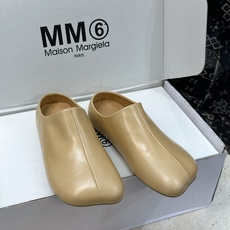 (配全套飞机盒) Maison Margiela 马吉拉 2026春夏新款方头女鞋 MM6字母logo平底拼色穆勒凉拖鞋 (配全套飞机盒) Maison Margiela 马吉拉 2026春夏新款方头女鞋 MM6字母logo平底拼色穆勒凉拖鞋