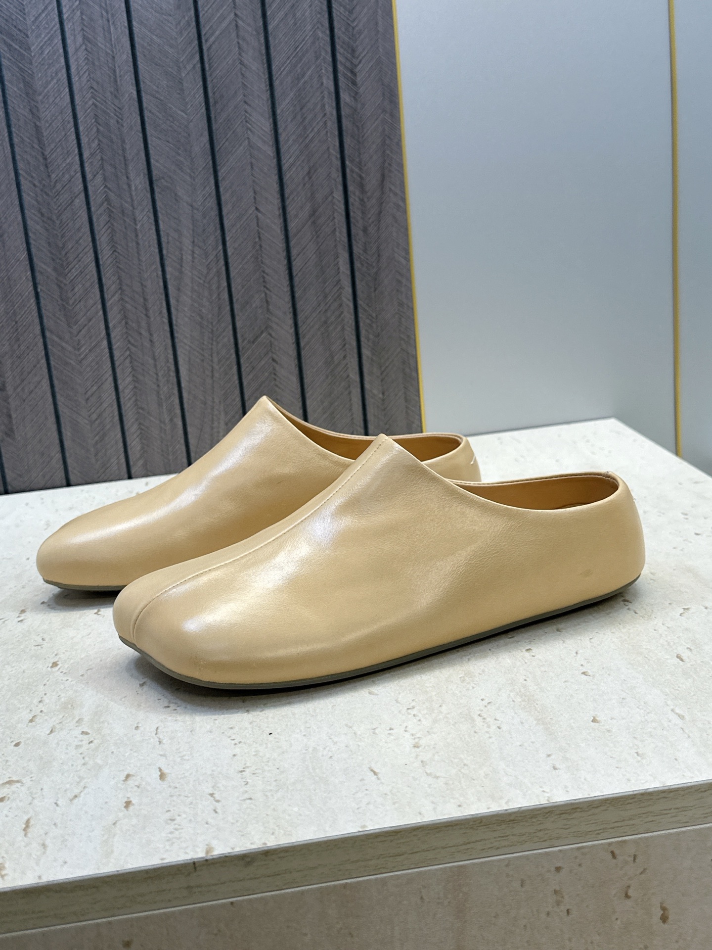 （配全套飞机盒） Maison Margiela 马吉拉 2026春夏新款方头女鞋 MM6字母logo平底拼色穆勒凉拖鞋