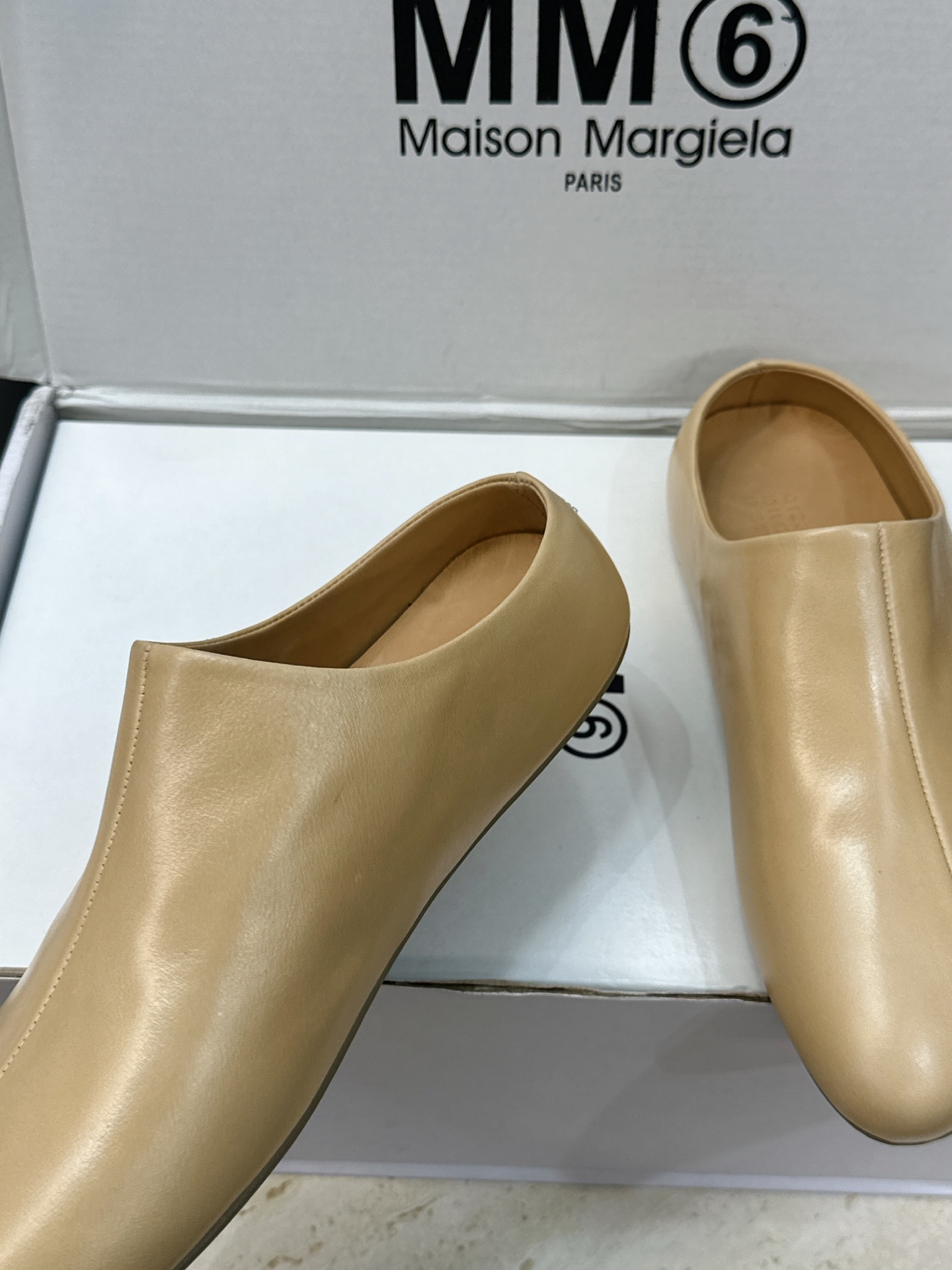（配全套飞机盒） Maison Margiela 马吉拉 2026春夏新款方头女鞋 MM6字母logo平底拼色穆勒凉拖鞋