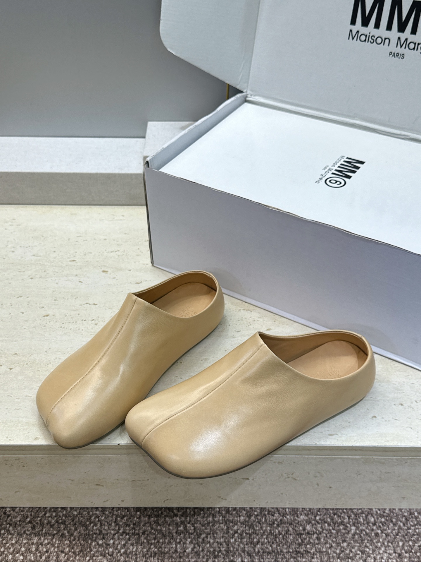 （配全套飞机盒） Maison Margiela 马吉拉 2026春夏新款方头女鞋 MM6字母logo平底拼色穆勒凉拖鞋