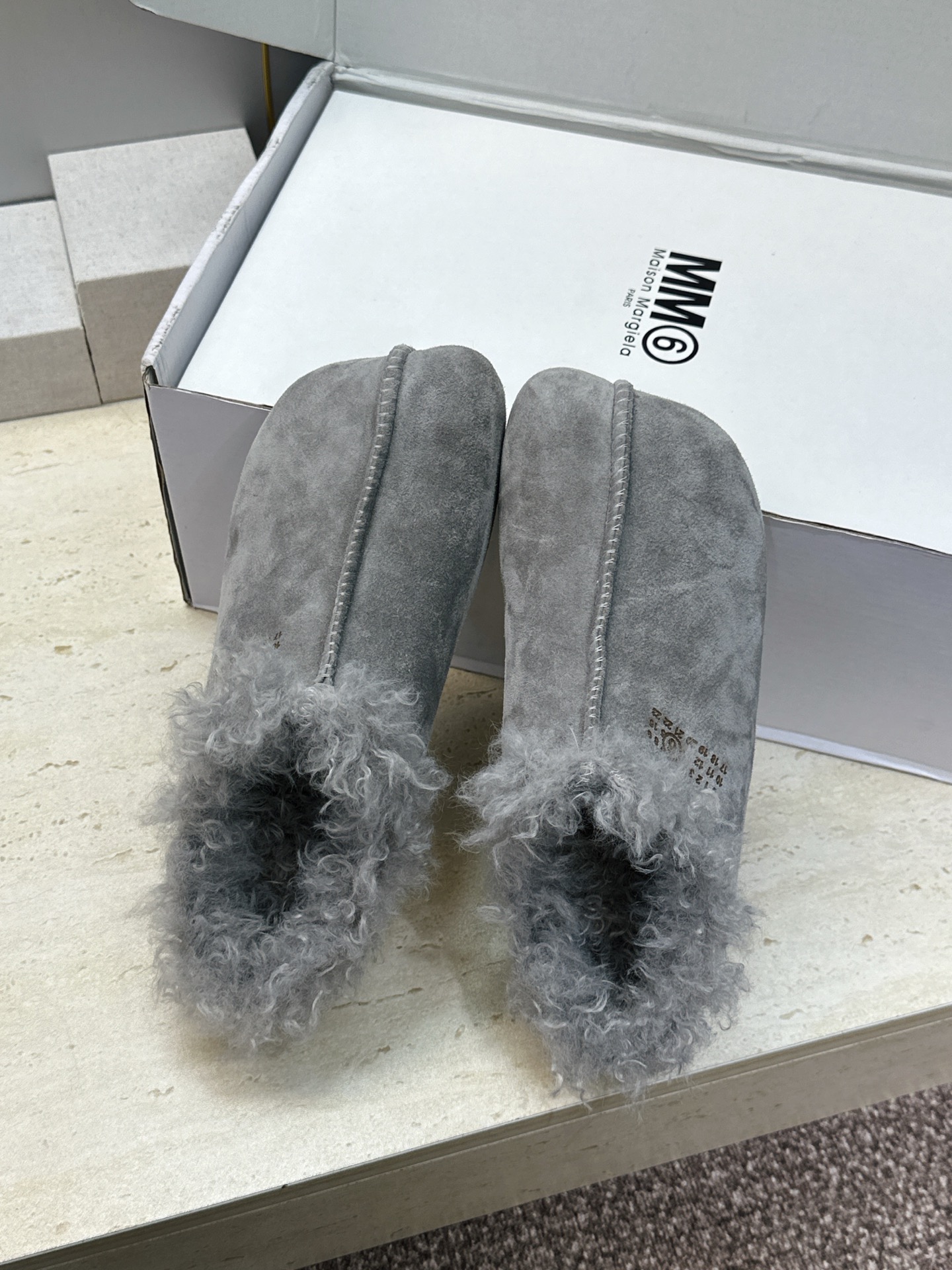 （配全套飞机盒） Maison Margiela 马吉拉 2026春夏新款羊羔毛方头女鞋 MM6字母logo平底拼色防寒