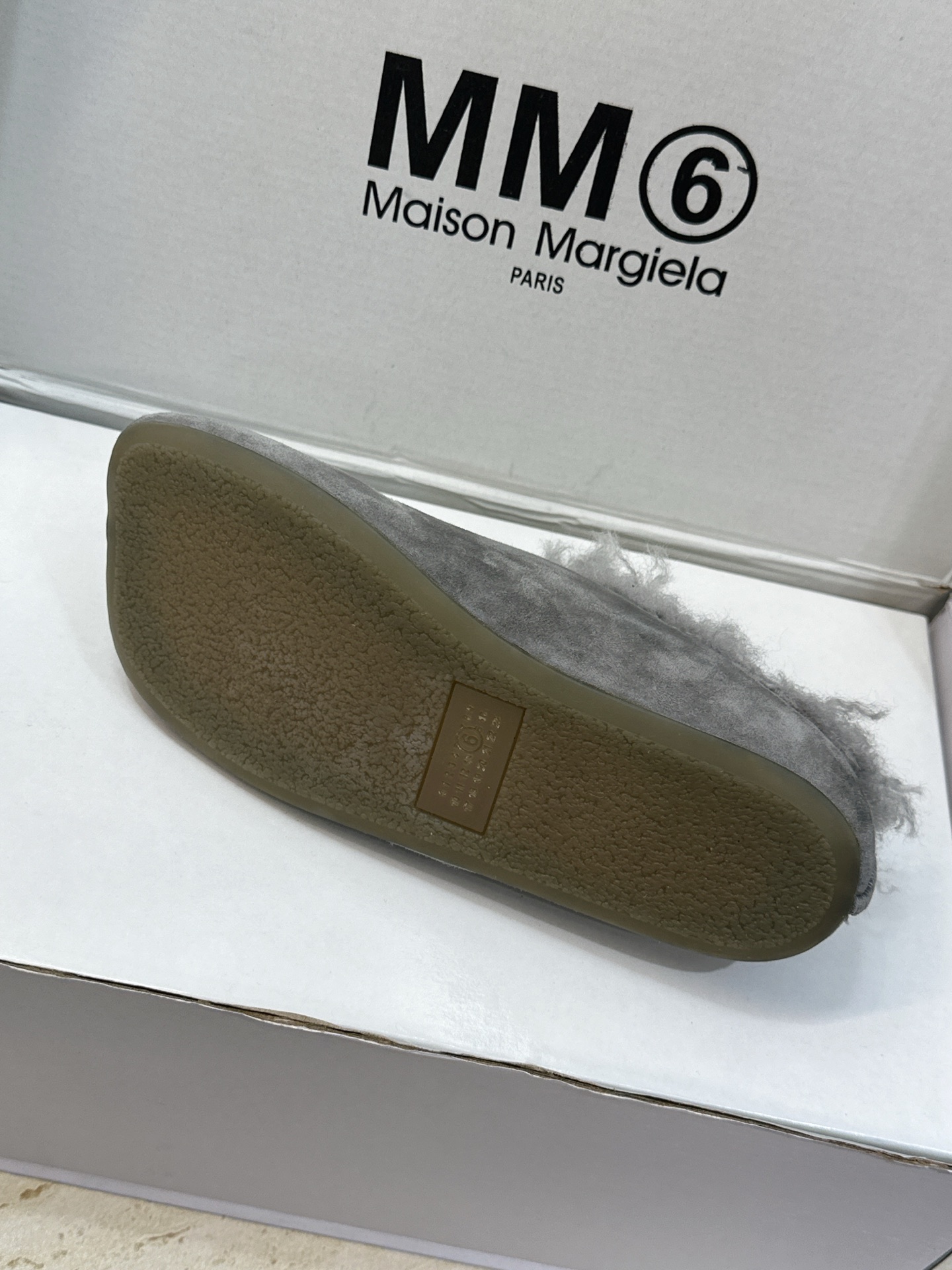 （配全套飞机盒） Maison Margiela 马吉拉 2026春夏新款羊羔毛方头女鞋 MM6字母logo平底拼色防寒