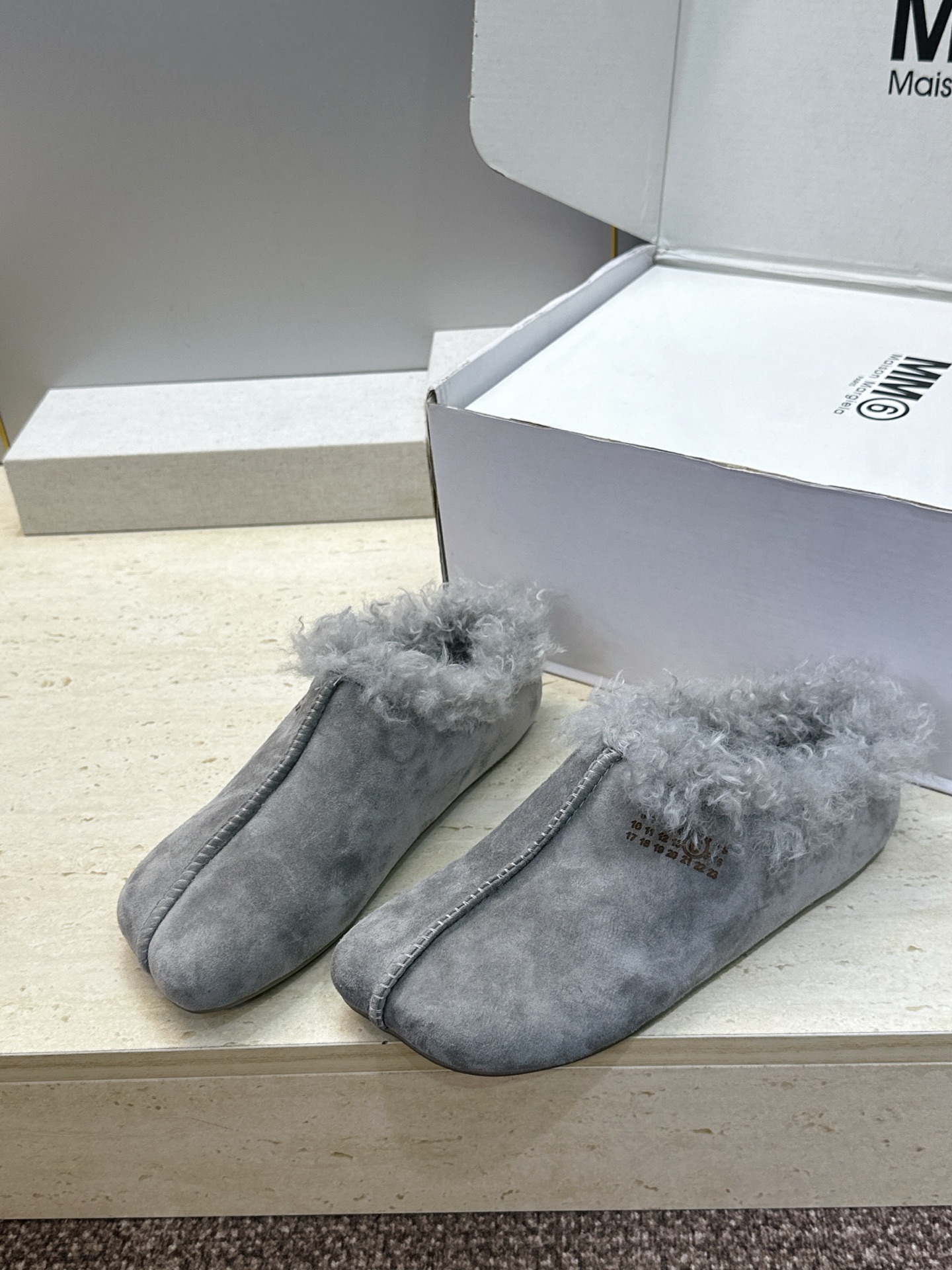 （配全套飞机盒） Maison Margiela 马吉拉 2026春夏新款羊羔毛方头女鞋 MM6字母logo平底拼色防寒