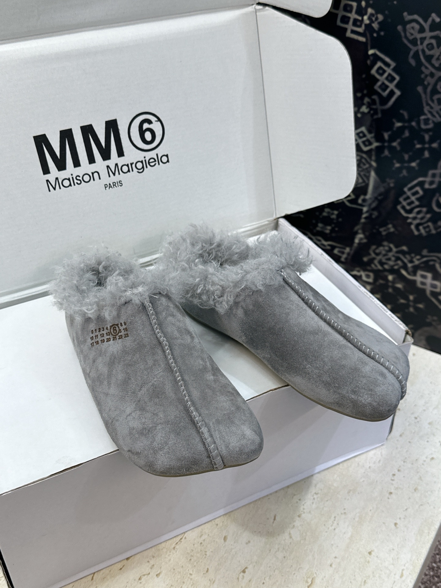 (配全套飞机盒) Maison Margiela 马吉拉 2026春夏新款羊羔毛方头女鞋 MM6字母logo平底拼色防寒 (配全套飞机盒) Maison Margiela 马吉拉 2026春夏新款羊羔毛方头女鞋 MM6字母logo平底拼色防寒