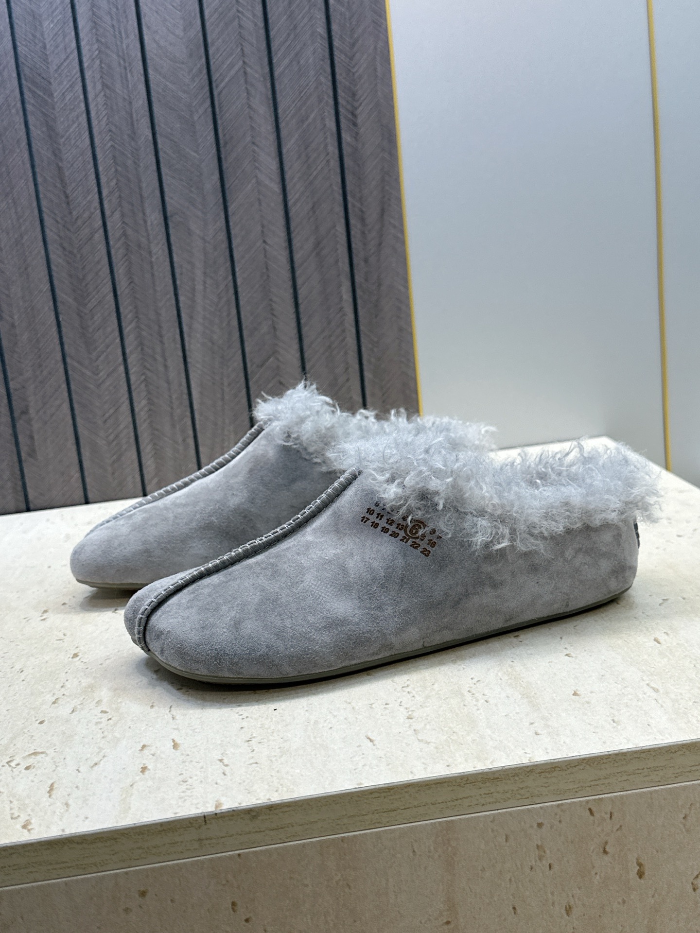 （配全套飞机盒） Maison Margiela 马吉拉 2026春夏新款羊羔毛方头女鞋 MM6字母logo平底拼色防寒