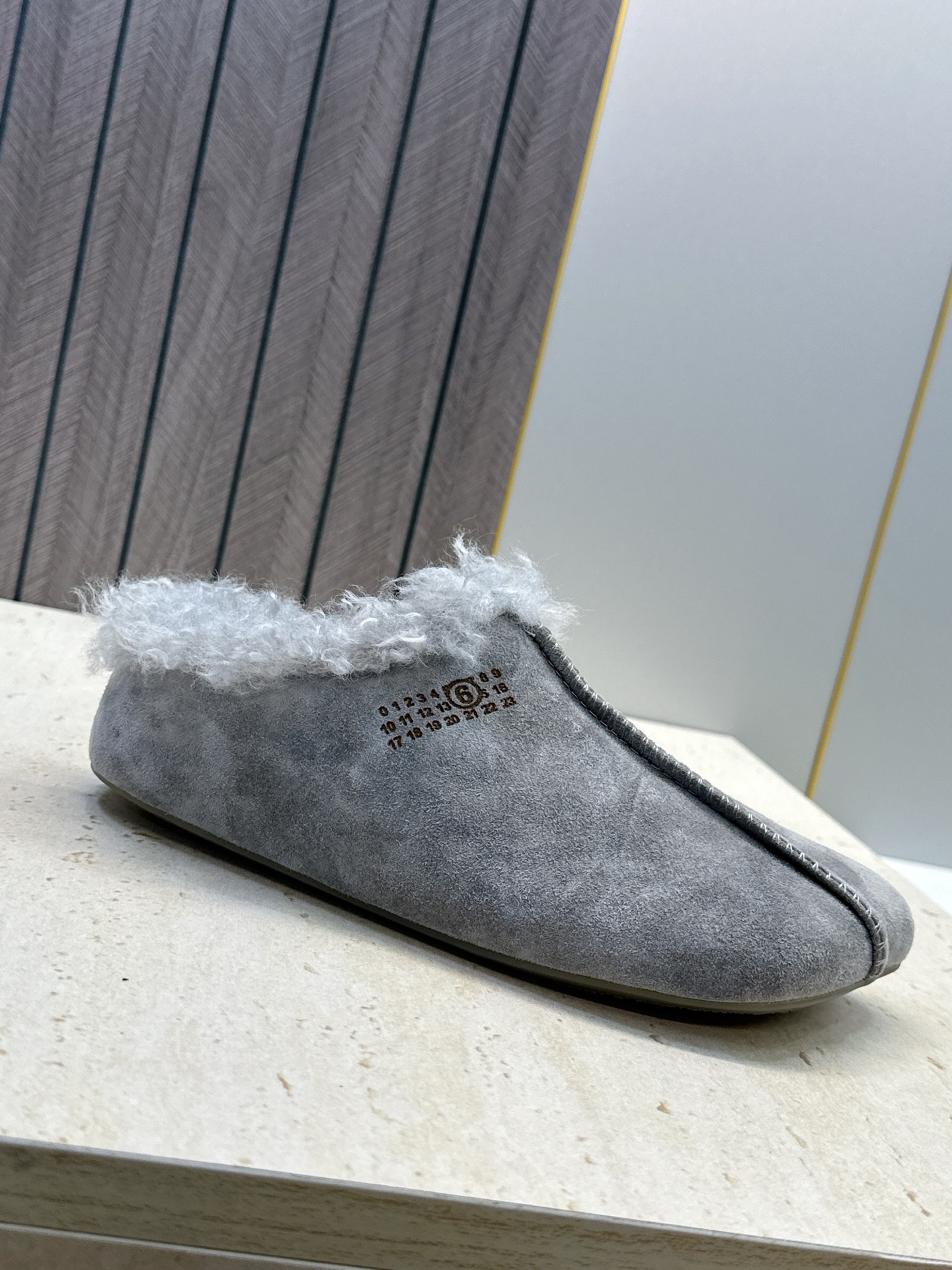 （配全套飞机盒） Maison Margiela 马吉拉 2026春夏新款羊羔毛方头女鞋 MM6字母logo平底拼色防寒