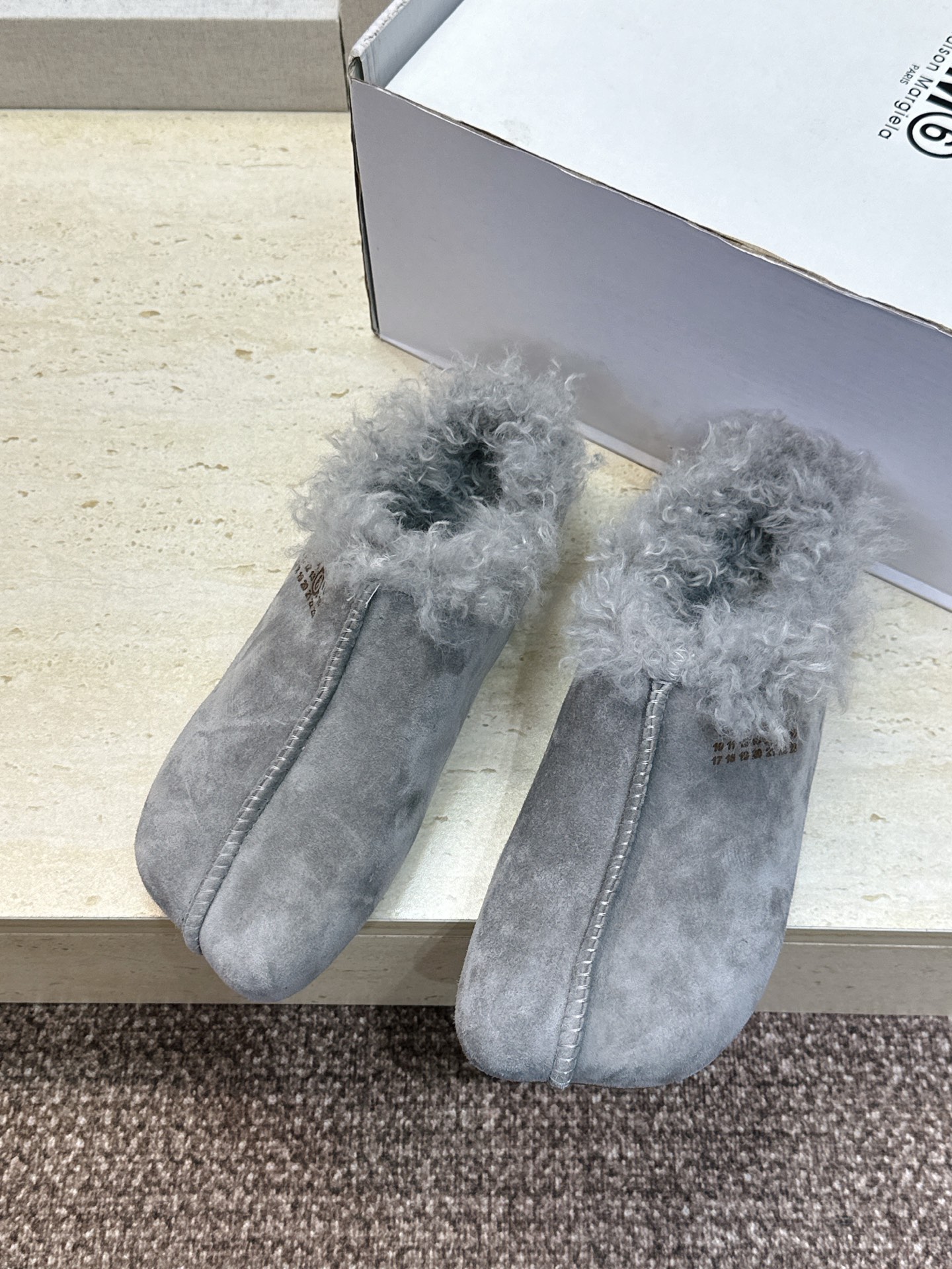 （配全套飞机盒） Maison Margiela 马吉拉 2026春夏新款羊羔毛方头女鞋 MM6字母logo平底拼色防寒