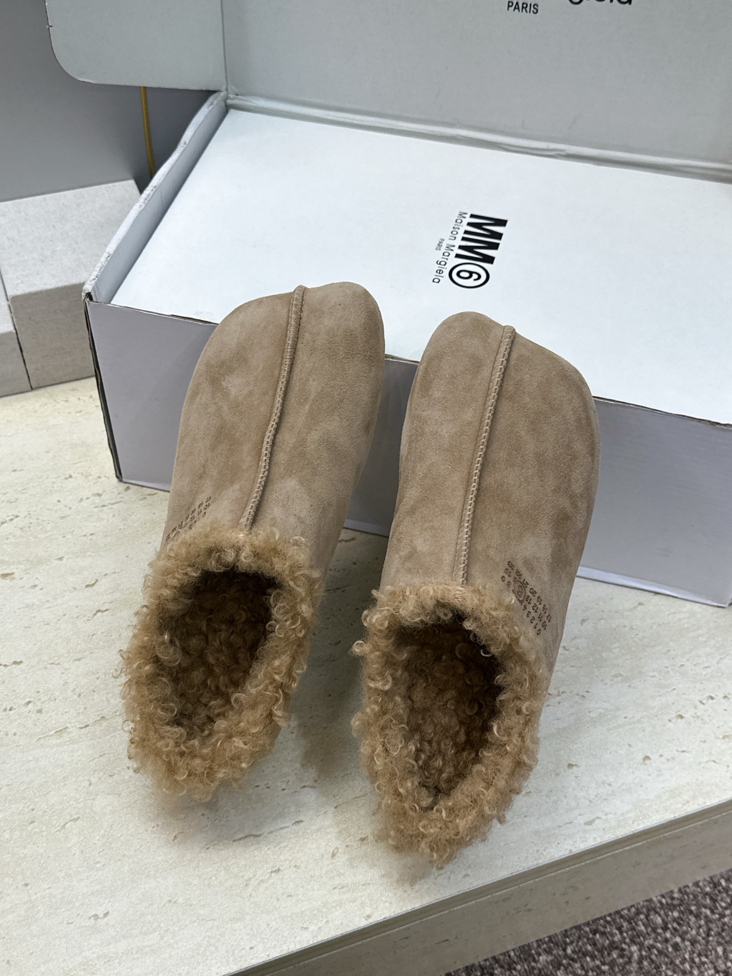 (配全套飞机盒) Maison Margiela 马吉拉 2026春夏新款羊羔毛方头女鞋 MM6字母logo平底拼色防寒 (配全套飞机盒) Maison Margiela 马吉拉 2026春夏新款羊羔毛方头女鞋 MM6字母logo平底拼色防寒