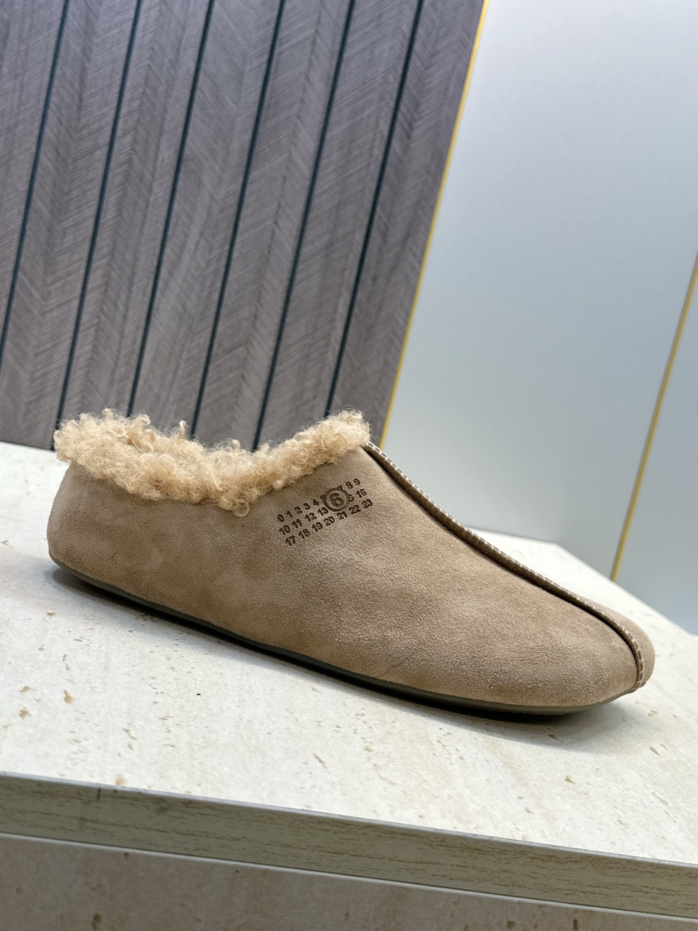 (配全套飞机盒) Maison Margiela 马吉拉 2026春夏新款羊羔毛方头女鞋 MM6字母logo平底拼色防寒 (配全套飞机盒) Maison Margiela 马吉拉 2026春夏新款羊羔毛方头女鞋 MM6字母logo平底拼色防寒
