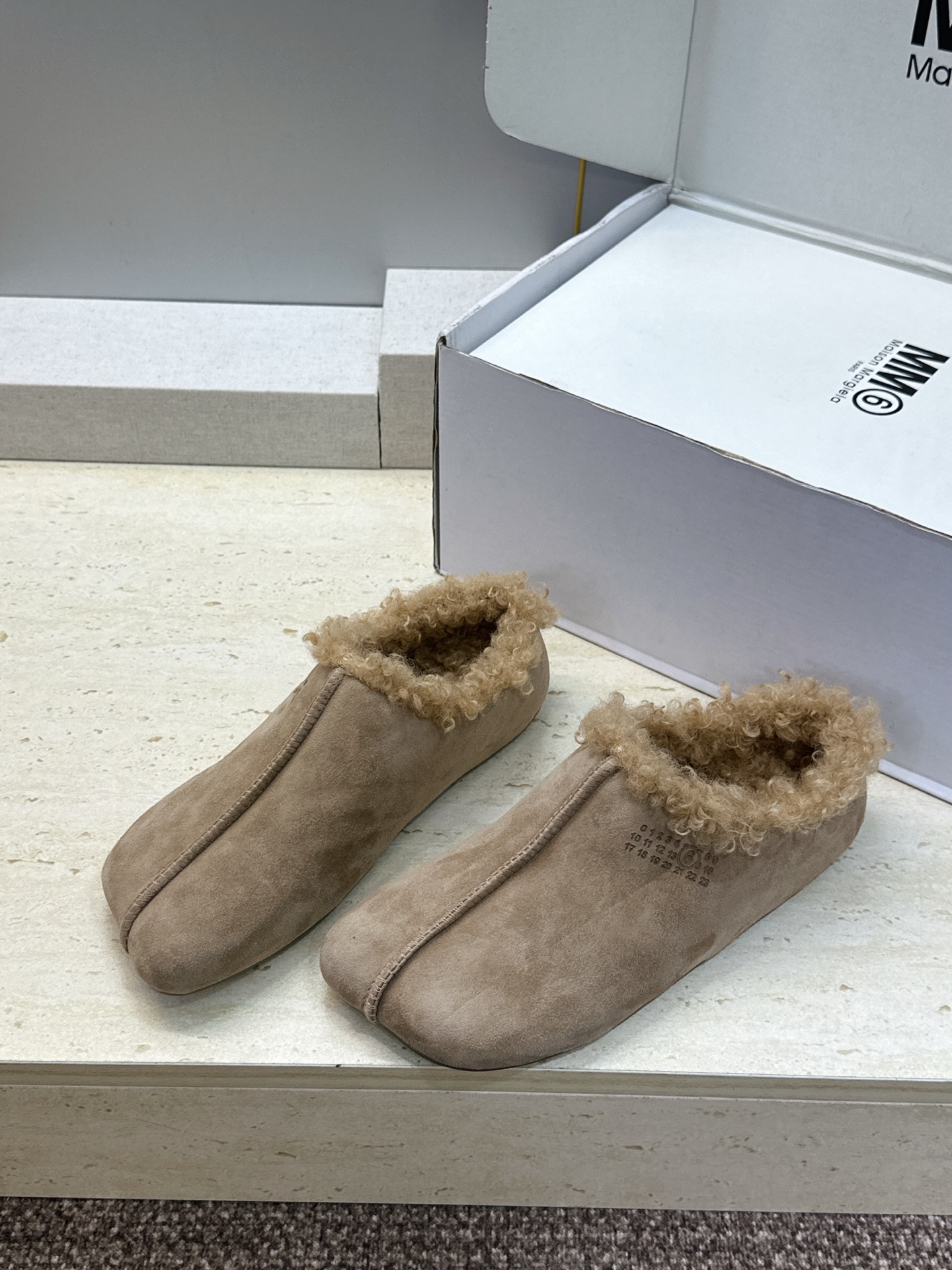 (配全套飞机盒) Maison Margiela 马吉拉 2026春夏新款羊羔毛方头女鞋 MM6字母logo平底拼色防寒 (配全套飞机盒) Maison Margiela 马吉拉 2026春夏新款羊羔毛方头女鞋 MM6字母logo平底拼色防寒