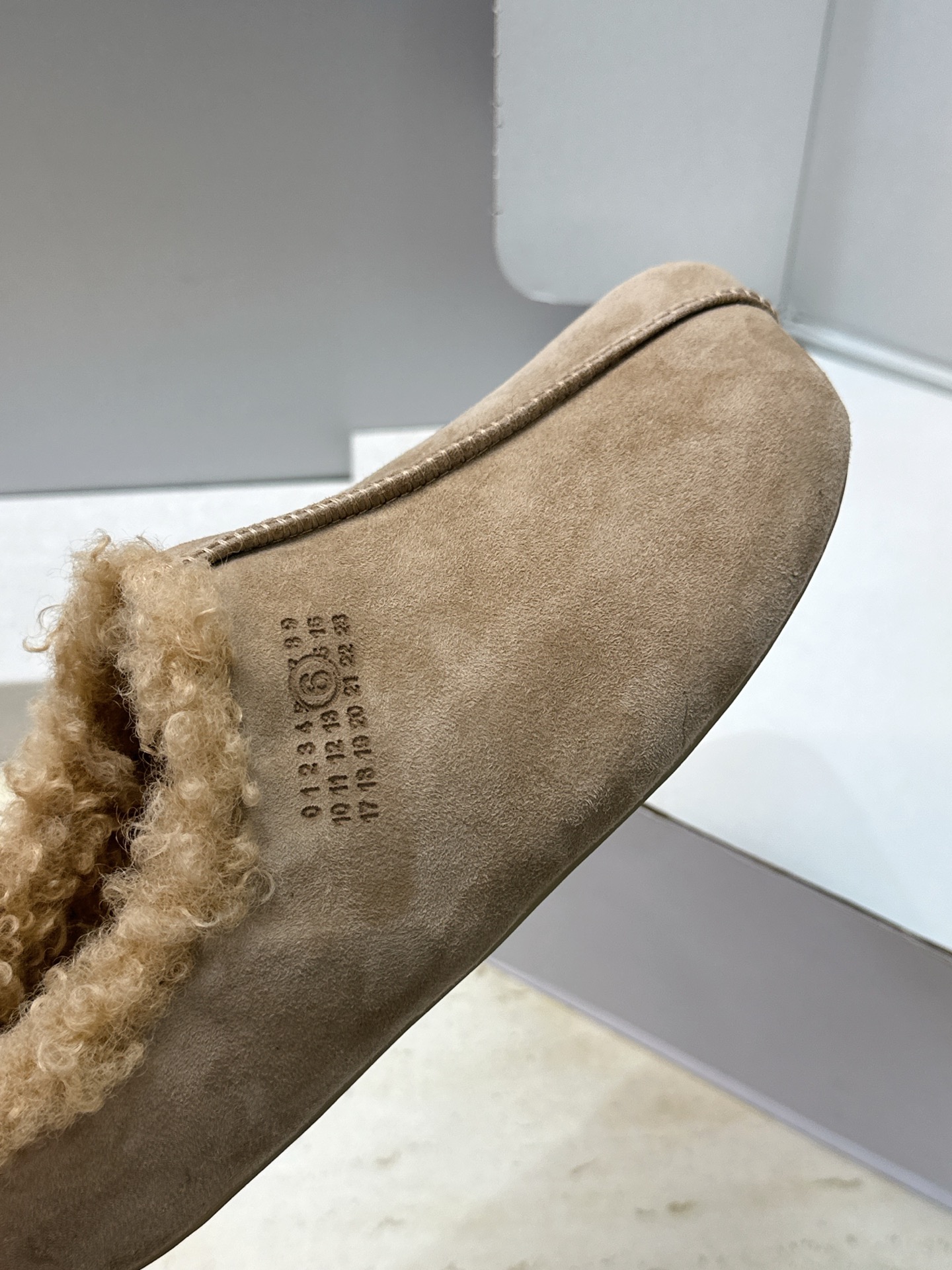 (配全套飞机盒) Maison Margiela 马吉拉 2026春夏新款羊羔毛方头女鞋 MM6字母logo平底拼色防寒 (配全套飞机盒) Maison Margiela 马吉拉 2026春夏新款羊羔毛方头女鞋 MM6字母logo平底拼色防寒