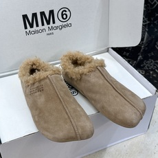 (配全套飞机盒) Maison Margiela 马吉拉 2026春夏新款羊羔毛方头女鞋 MM6字母logo平底拼色防寒 (配全套飞机盒) Maison Margiela 马吉拉 2026春夏新款羊羔毛方头女鞋 MM6字母logo平底拼色防寒