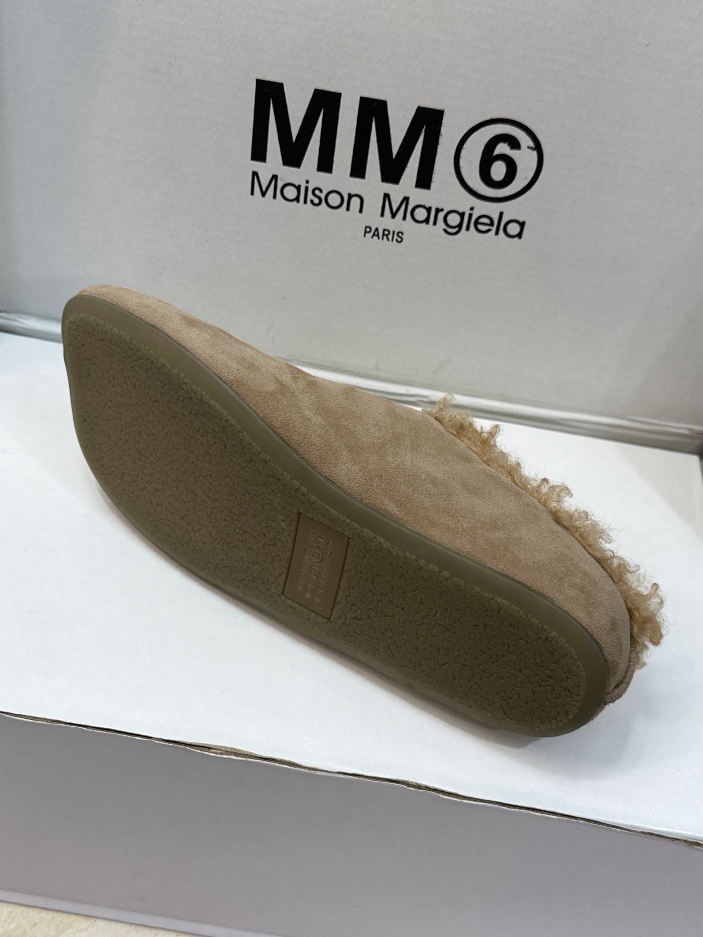 (配全套飞机盒) Maison Margiela 马吉拉 2026春夏新款羊羔毛方头女鞋 MM6字母logo平底拼色防寒 (配全套飞机盒) Maison Margiela 马吉拉 2026春夏新款羊羔毛方头女鞋 MM6字母logo平底拼色防寒
