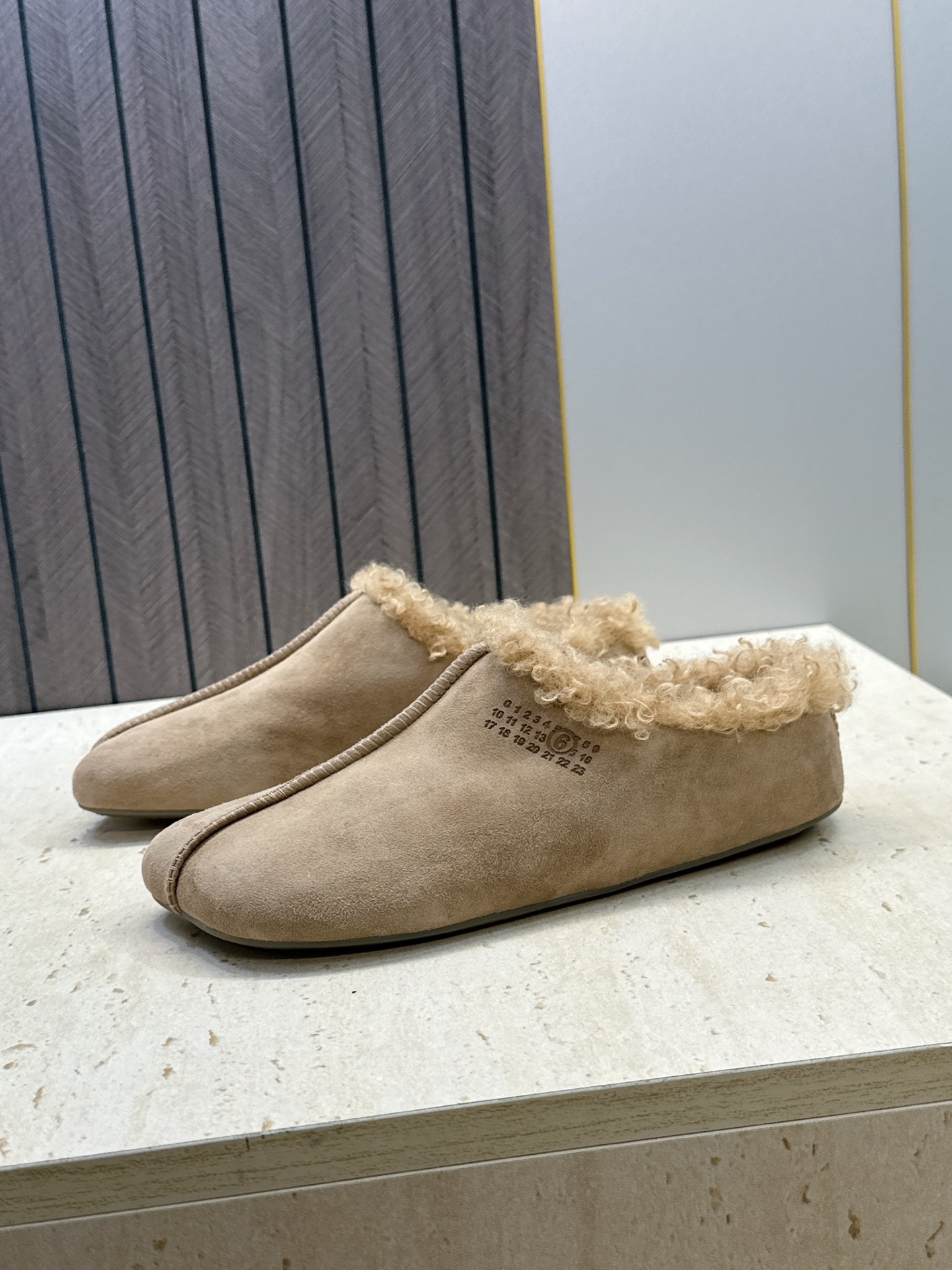 (配全套飞机盒) Maison Margiela 马吉拉 2026春夏新款羊羔毛方头女鞋 MM6字母logo平底拼色防寒 (配全套飞机盒) Maison Margiela 马吉拉 2026春夏新款羊羔毛方头女鞋 MM6字母logo平底拼色防寒