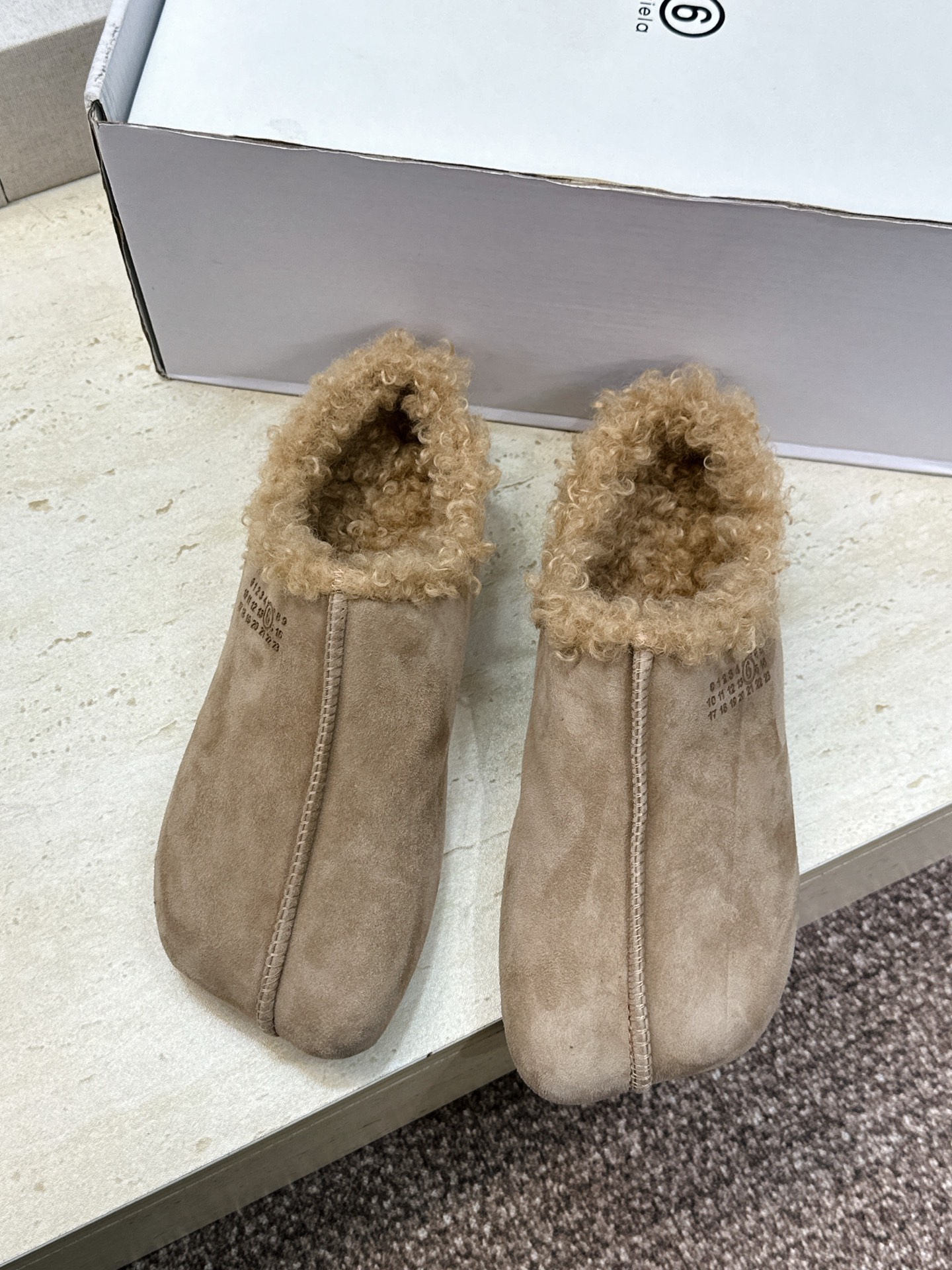 (配全套飞机盒) Maison Margiela 马吉拉 2026春夏新款羊羔毛方头女鞋 MM6字母logo平底拼色防寒 (配全套飞机盒) Maison Margiela 马吉拉 2026春夏新款羊羔毛方头女鞋 MM6字母logo平底拼色防寒