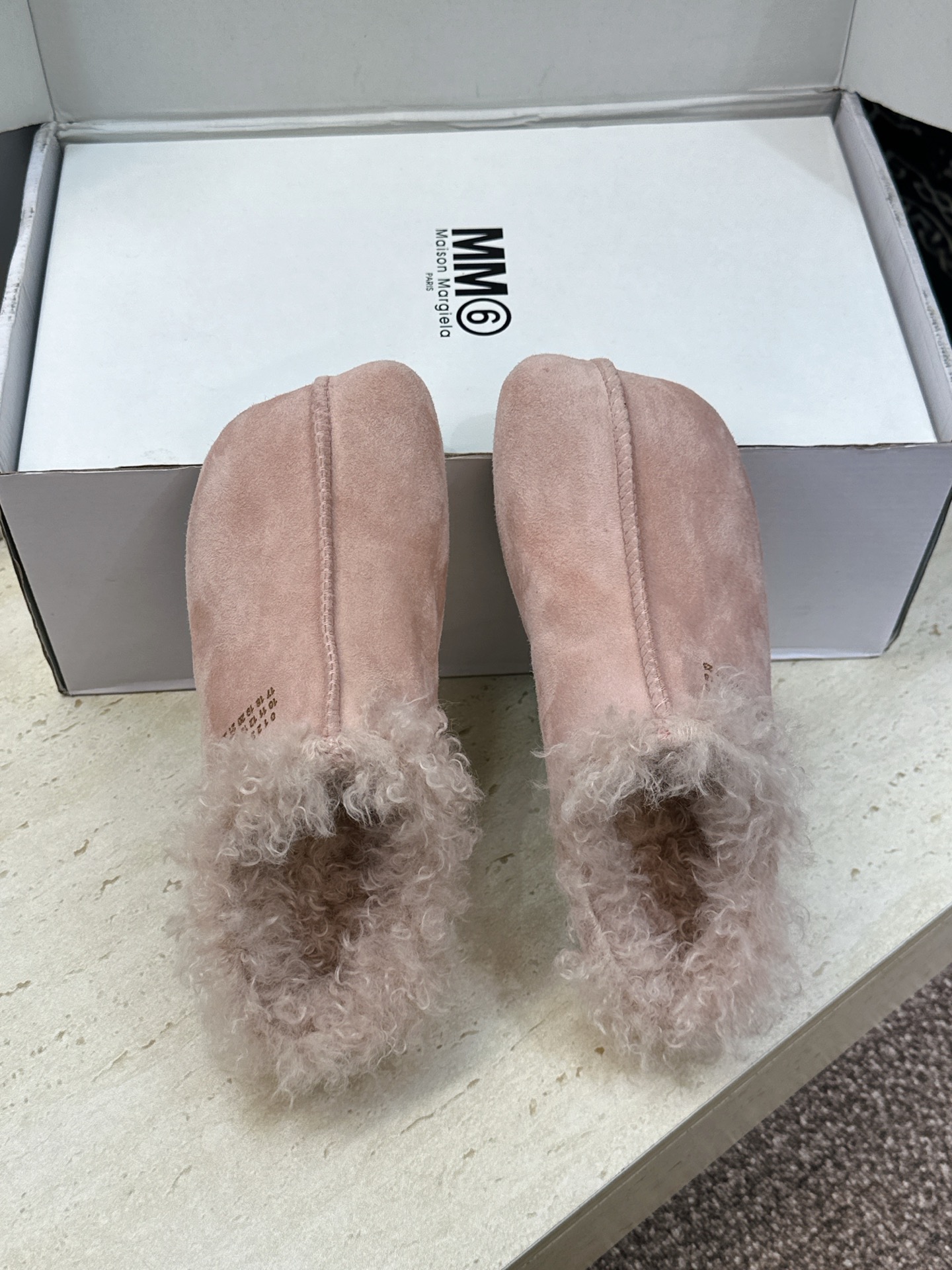 （配全套飞机盒） Maison Margiela 马吉拉 2026春夏新款羊羔毛方头女鞋 MM6字母logo平底拼色防寒