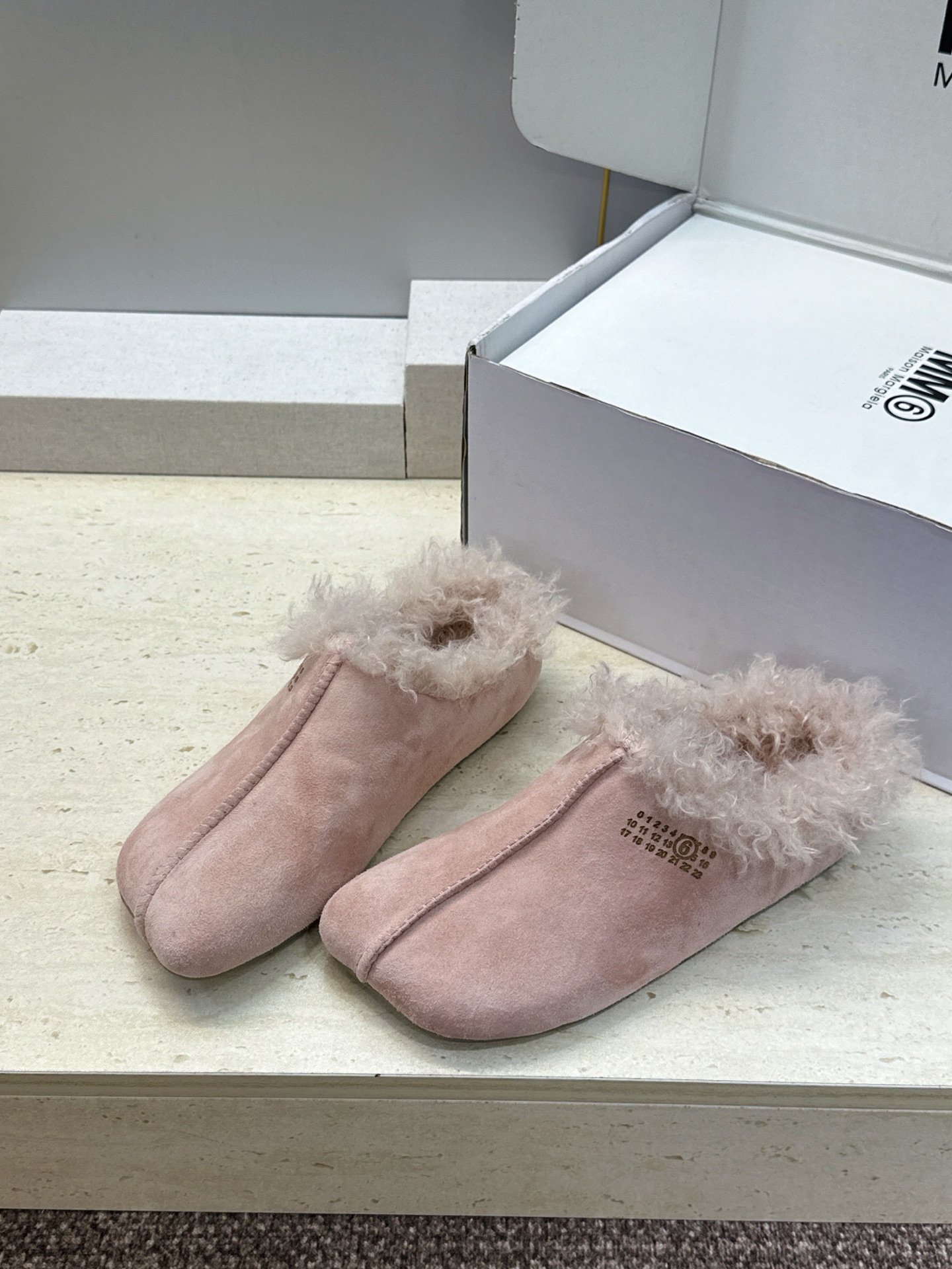 （配全套飞机盒） Maison Margiela 马吉拉 2026春夏新款羊羔毛方头女鞋 MM6字母logo平底拼色防寒