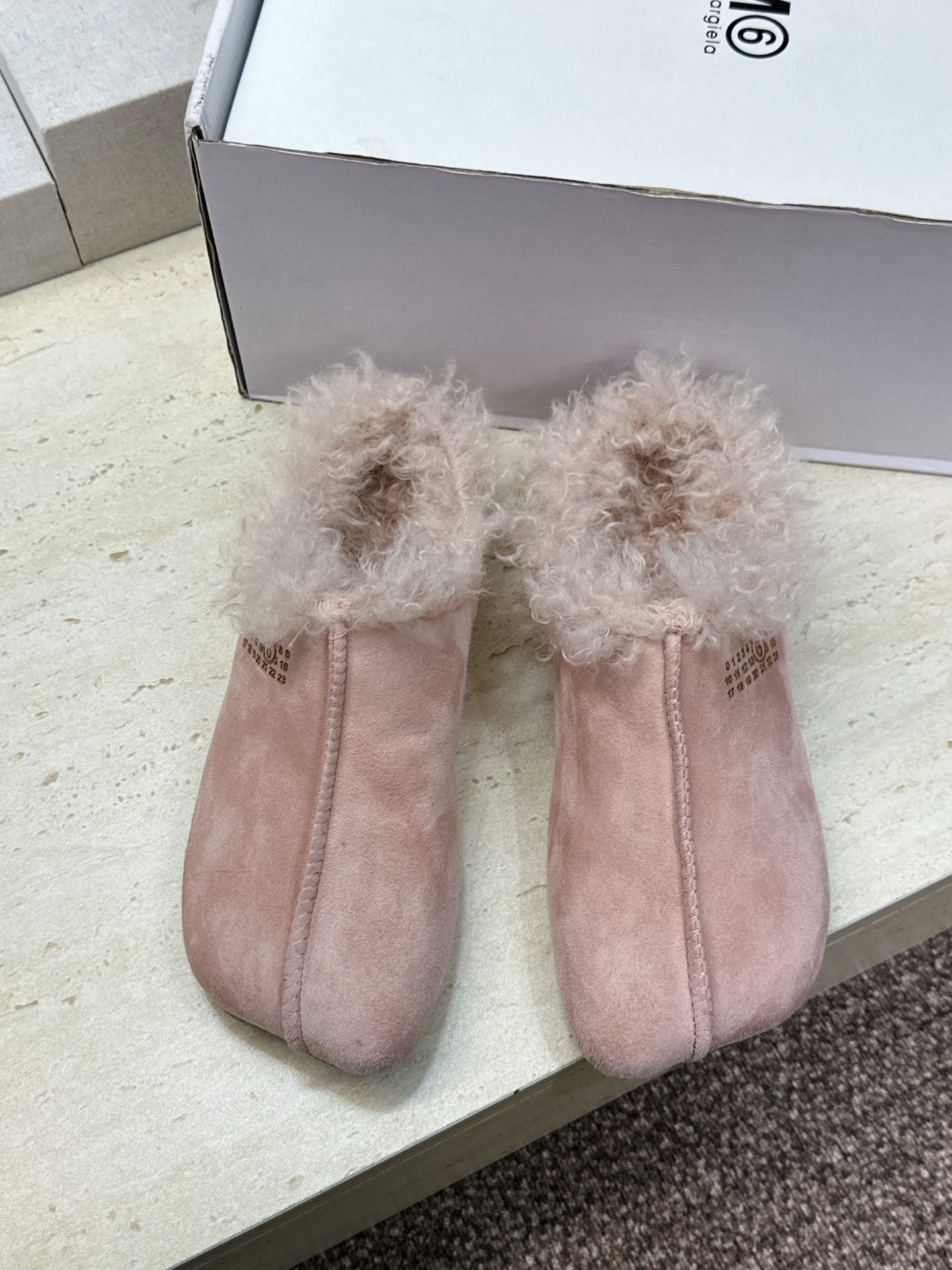 （配全套飞机盒） Maison Margiela 马吉拉 2026春夏新款羊羔毛方头女鞋 MM6字母logo平底拼色防寒