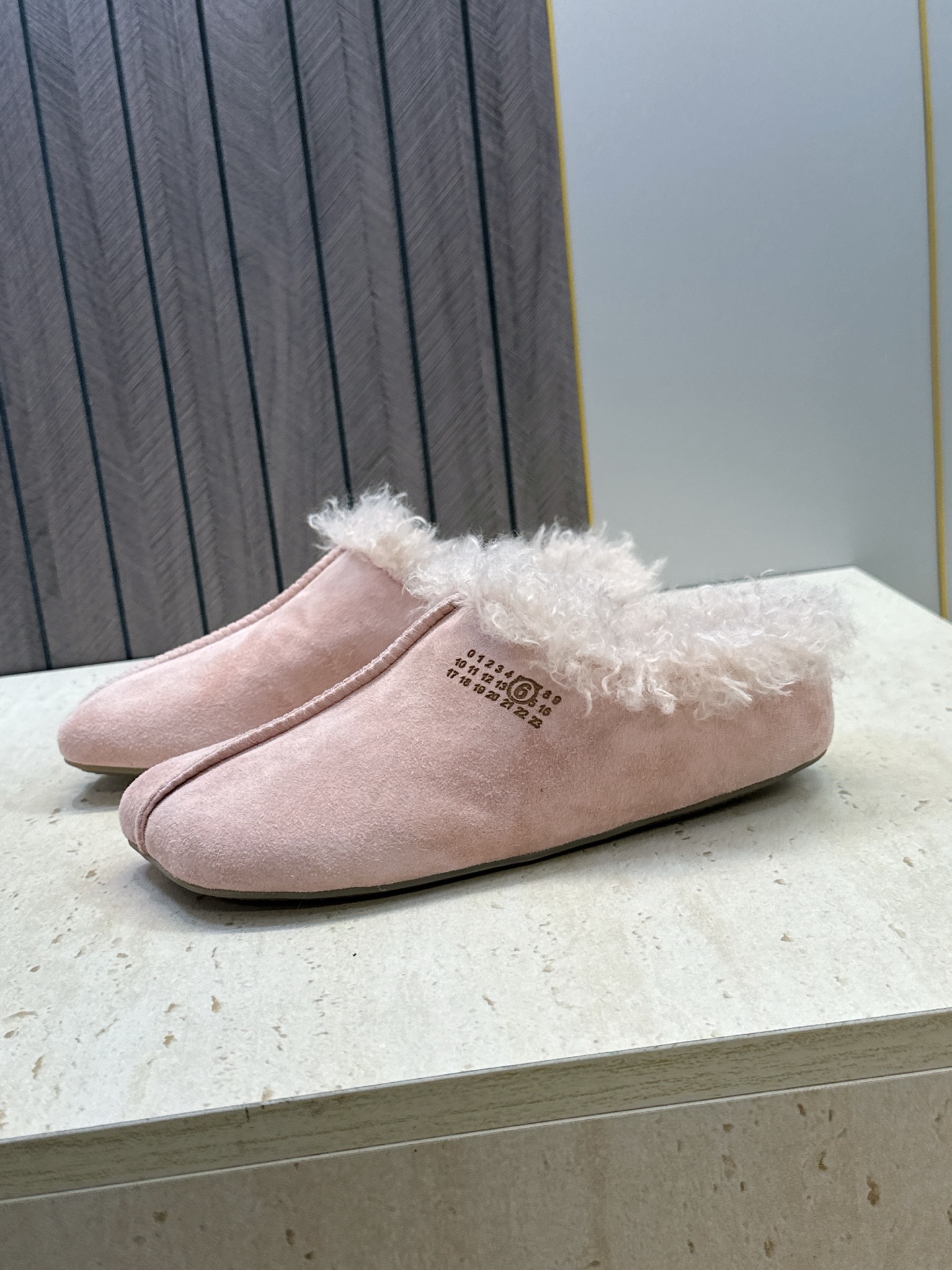 （配全套飞机盒） Maison Margiela 马吉拉 2026春夏新款羊羔毛方头女鞋 MM6字母logo平底拼色防寒