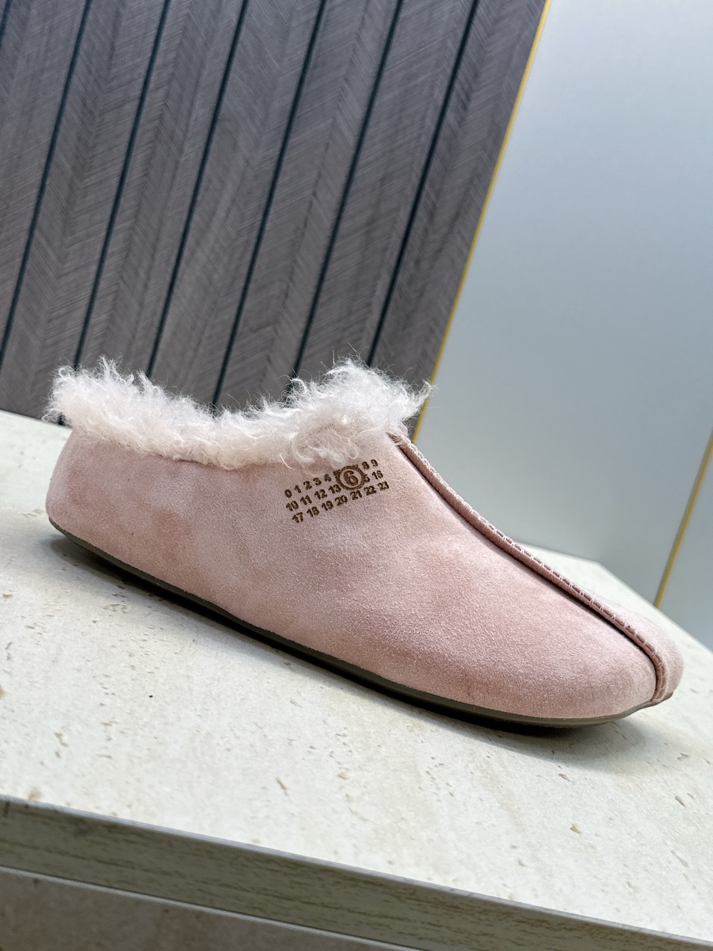 （配全套飞机盒） Maison Margiela 马吉拉 2026春夏新款羊羔毛方头女鞋 MM6字母logo平底拼色防寒