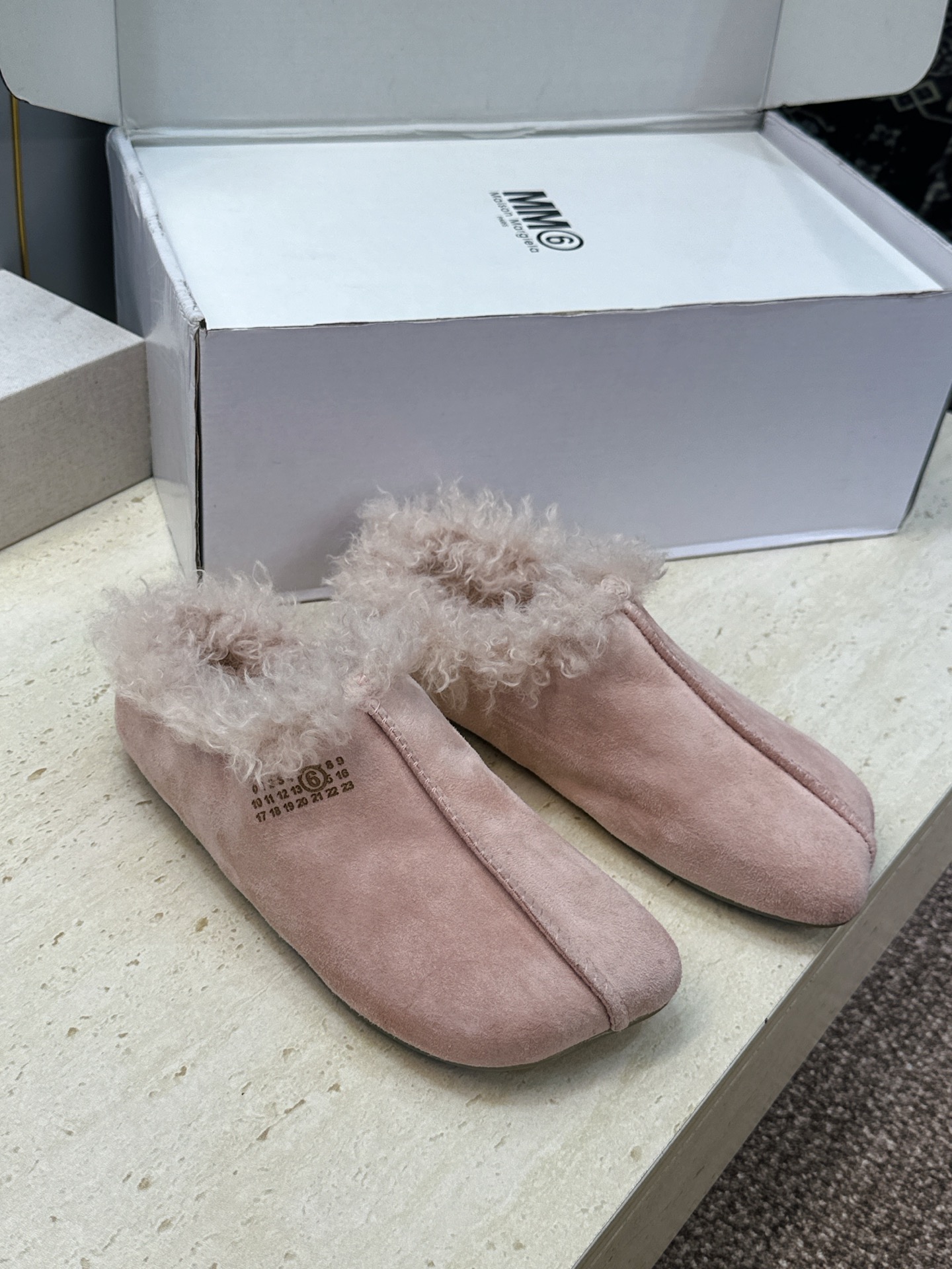 (配全套飞机盒) Maison Margiela 马吉拉 2026春夏新款羊羔毛方头女鞋 MM6字母logo平底拼色防寒 (配全套飞机盒) Maison Margiela 马吉拉 2026春夏新款羊羔毛方头女鞋 MM6字母logo平底拼色防寒