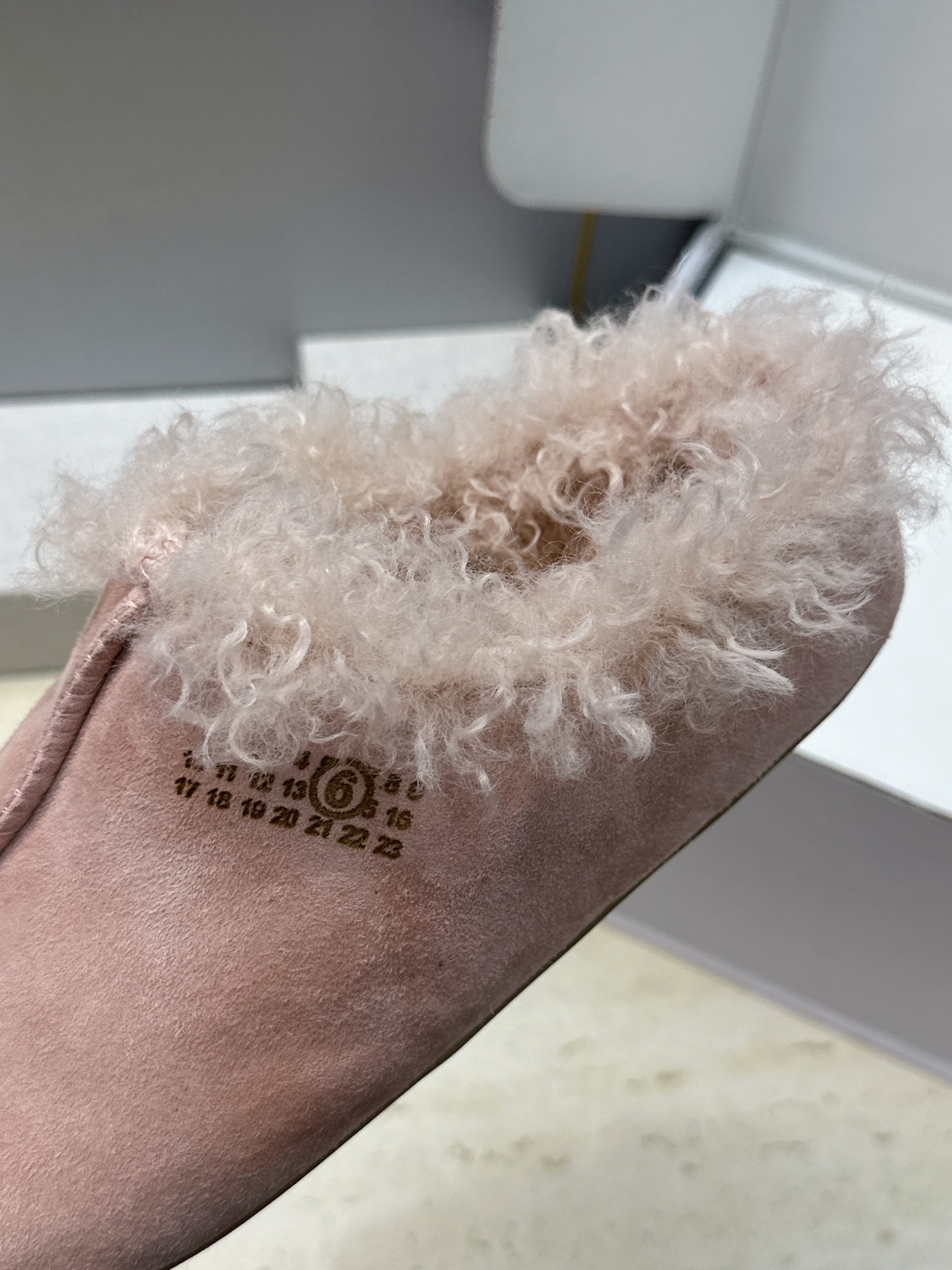 （配全套飞机盒） Maison Margiela 马吉拉 2026春夏新款羊羔毛方头女鞋 MM6字母logo平底拼色防寒