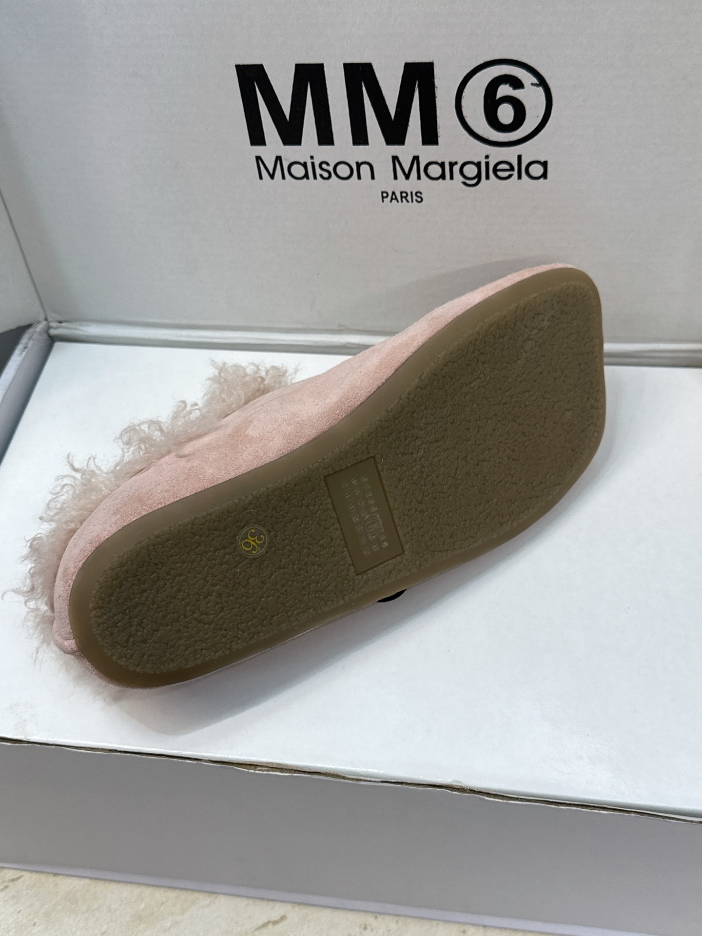 （配全套飞机盒） Maison Margiela 马吉拉 2026春夏新款羊羔毛方头女鞋 MM6字母logo平底拼色防寒