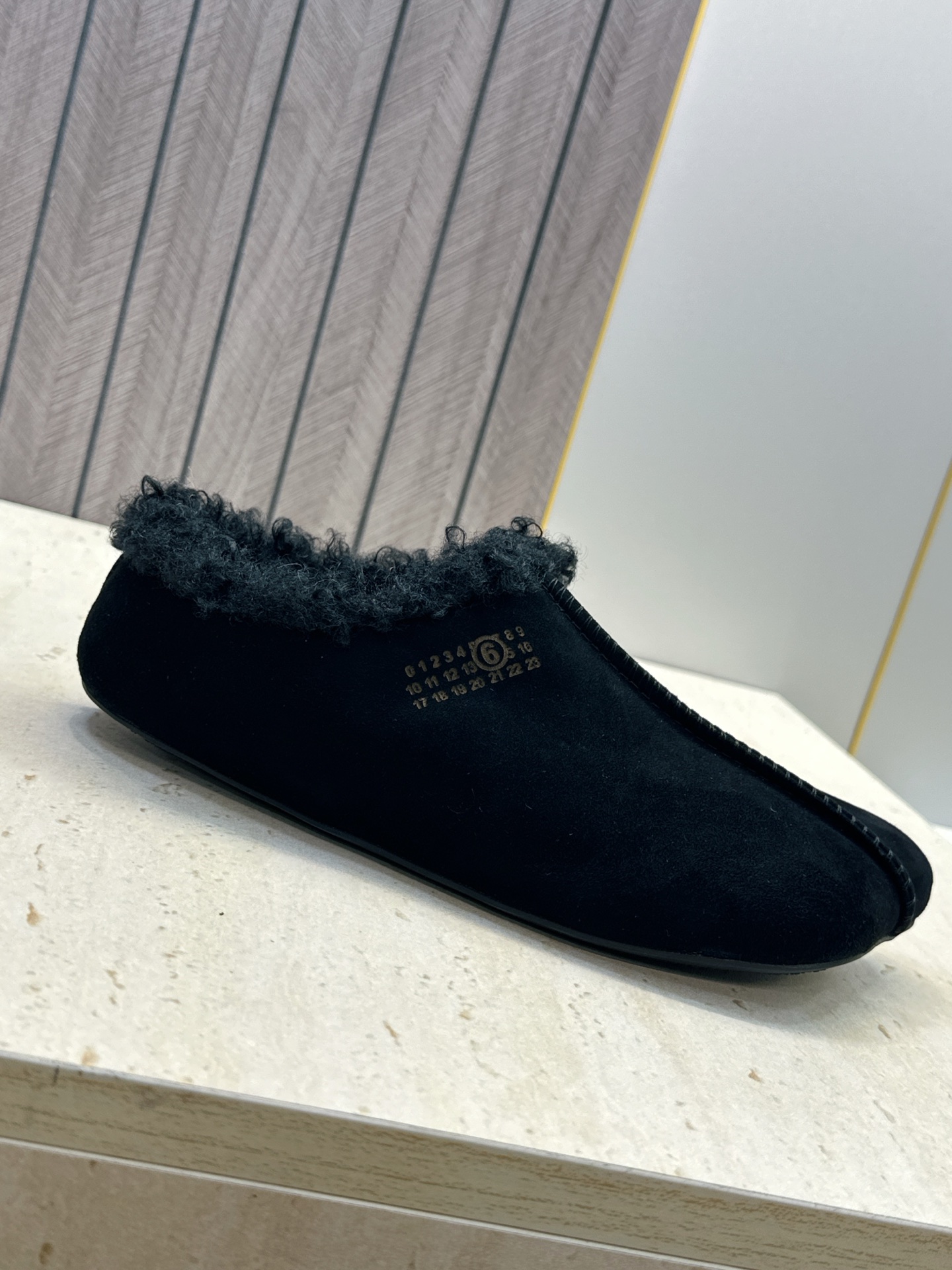 (配全套飞机盒) Maison Margiela 马吉拉 2026春夏新款羊羔毛方头女鞋 MM6字母logo平底拼色防寒 (配全套飞机盒) Maison Margiela 马吉拉 2026春夏新款羊羔毛方头女鞋 MM6字母logo平底拼色防寒